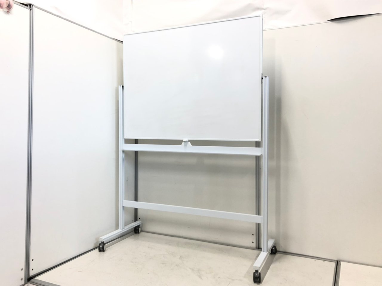 キャスター付きで移動も楽々！　会議室の必需品！
                        その他シリーズ
                                    中古
            