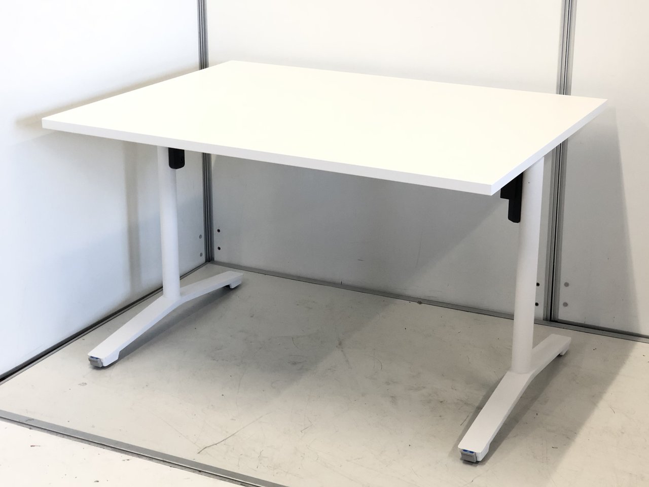 収納可能な会議テーブル！　使い勝手の良いサイドスタックテーブル！
                        その他シリーズ
                                    中古
            