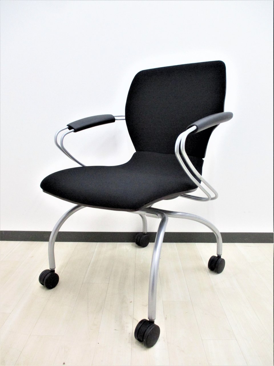 高級感のあるフォルム。肘置き付きで使いやすい、トップメーカー品！人気のブラック！！
                        シンタ 
                                    中古
            