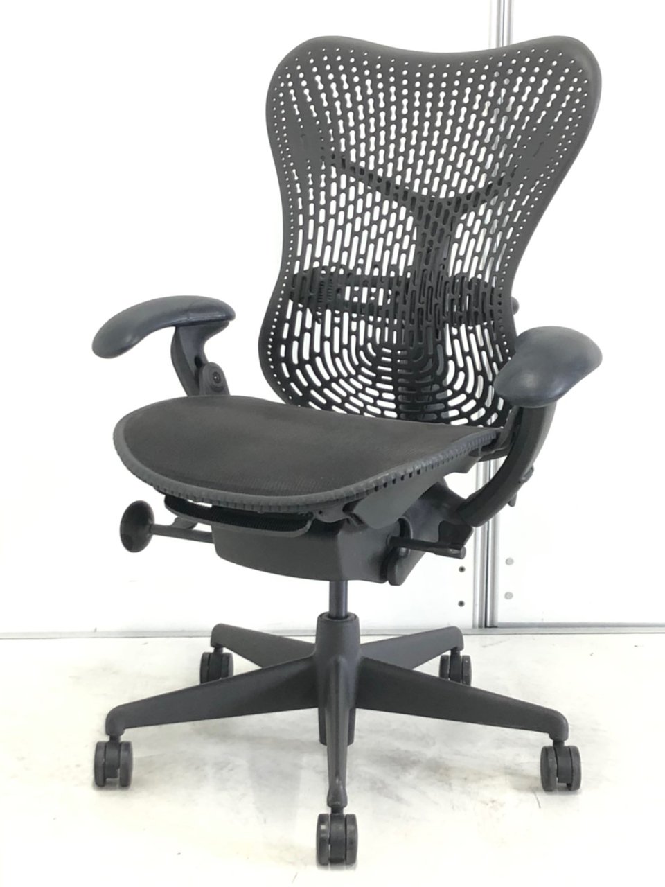人間工学を駆使した高品質チェア！■ハーマンミラー/ミラチェア（Mirra Chair）/ポスチャーフィット/腰痛対策におすすめ
                        ミラアーム 
                                    中古
            