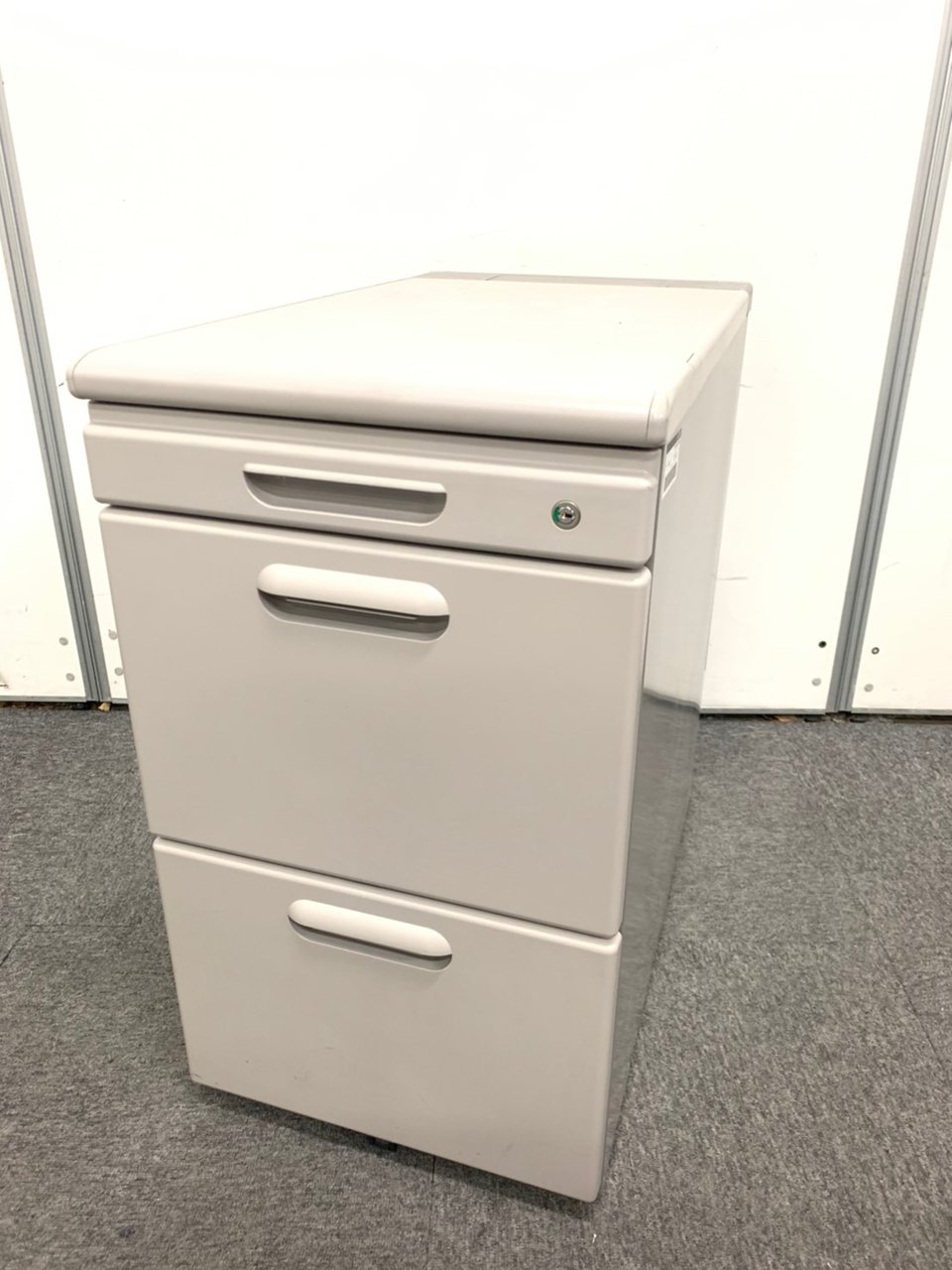 イトーキ製｜CRY　ニューグレー　３段脇机　【２台入荷！】
                        CRY
                                    中古
            