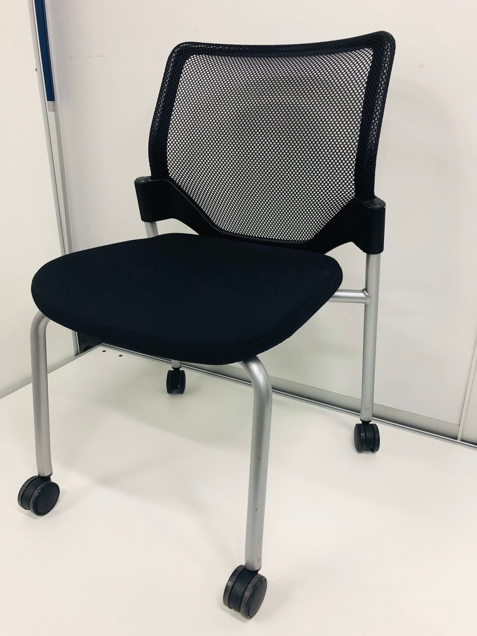 【メッシュ素材の採用により、
スリムなデザインと柔らかな座りの両立】打合せにオススメ！
                        エアリ 
                                    中古
            