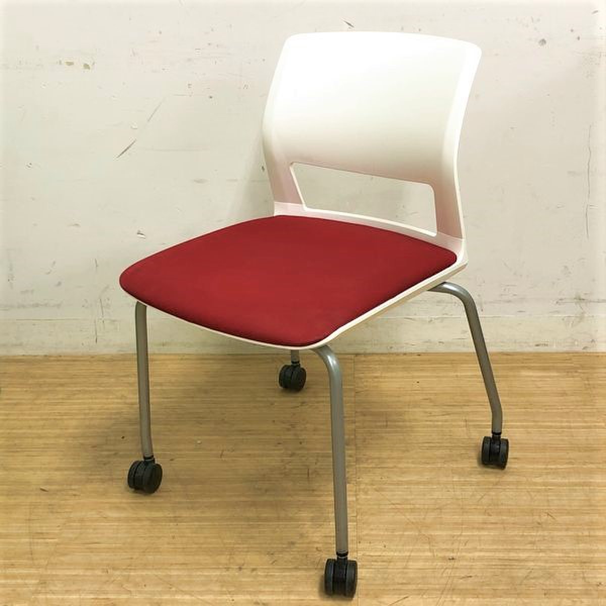 キャスター付きのスタッキング会議チェア　明るいレッド色　コクヨ
                        160シリーズ 
                                    中古
            