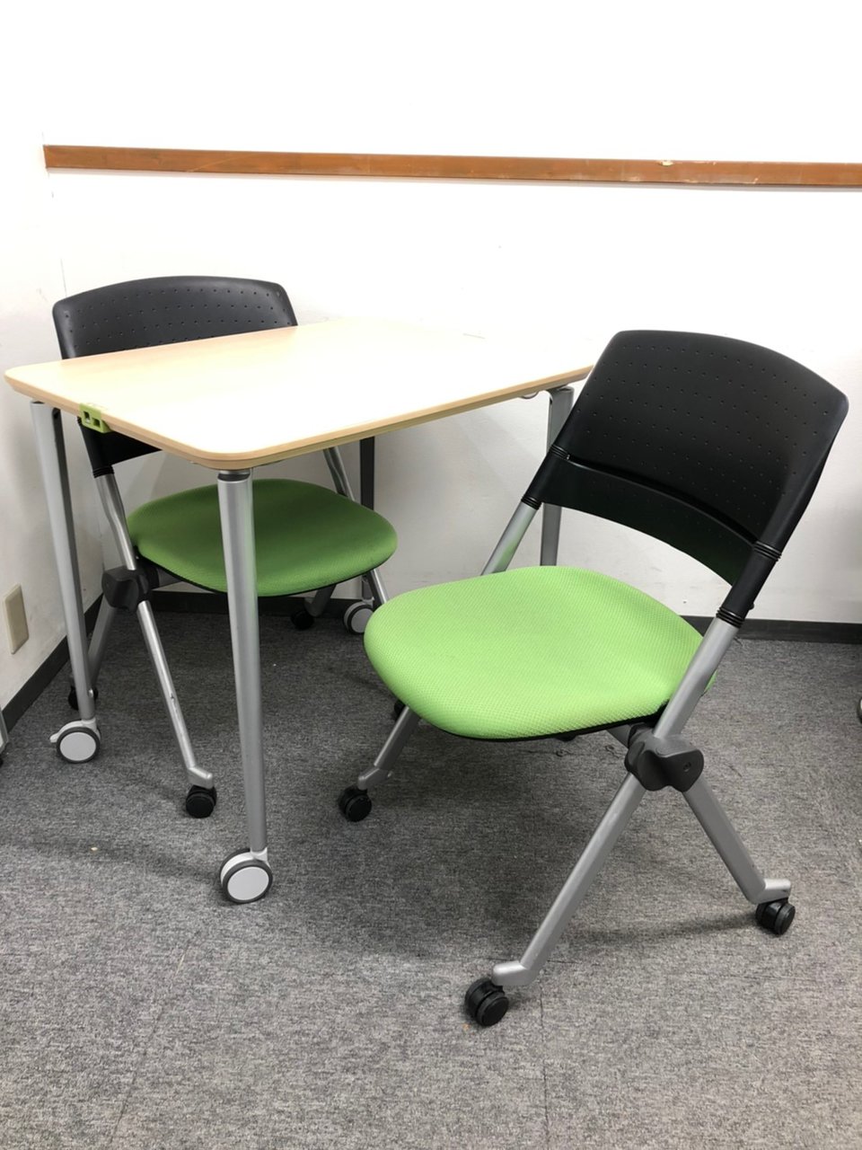 【リフレッシュスペースにオススメ】珍しい台形の角テーブル+チェア
                        リンクポート 
                                    中古
            