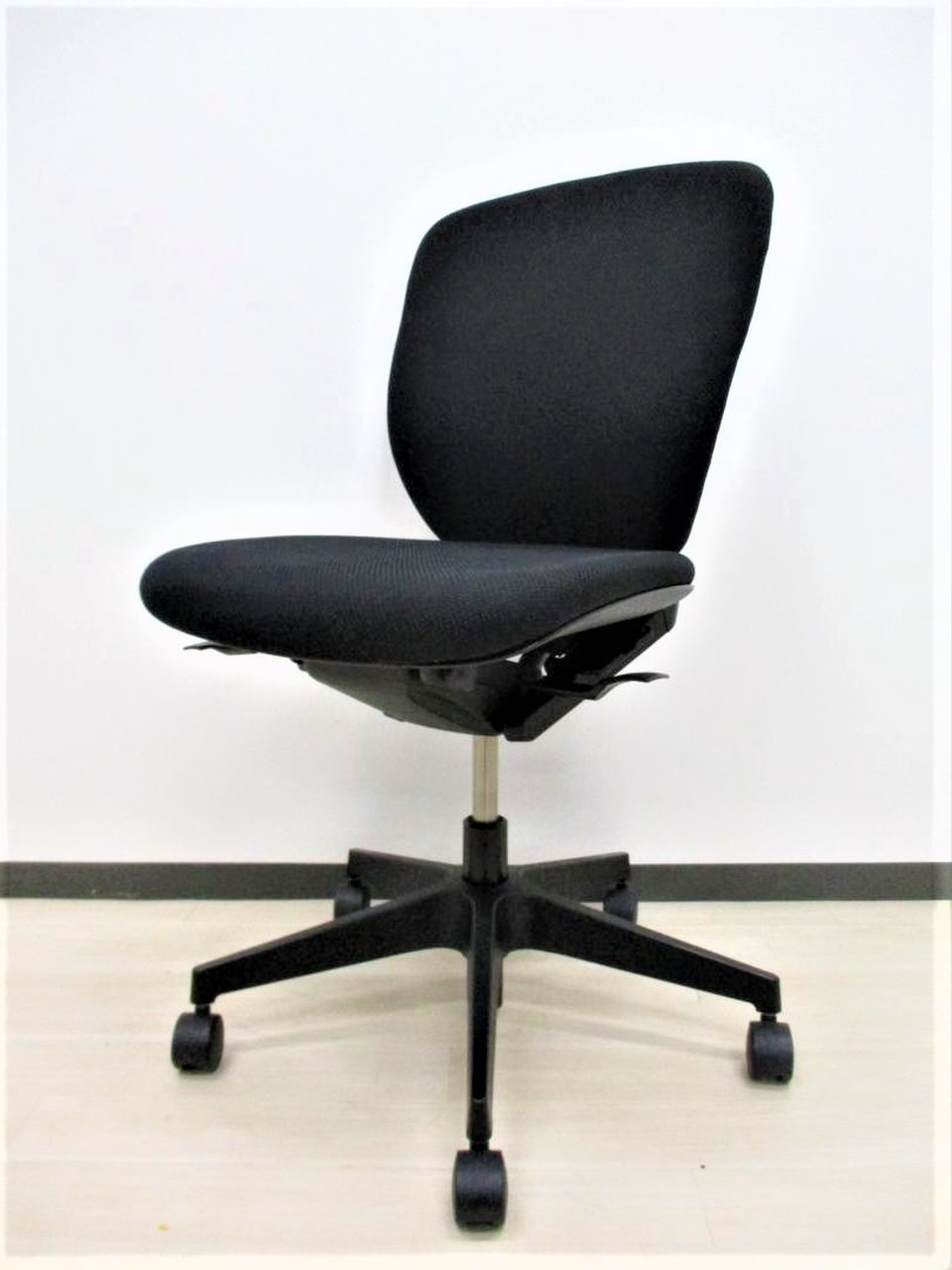 ★残り1脚の為お安く★座面スライド、リクライニングロック、上下昇降、ランバー付きで座りやすいチェアの代名詞！
                        プラオ 
                                    中古
            