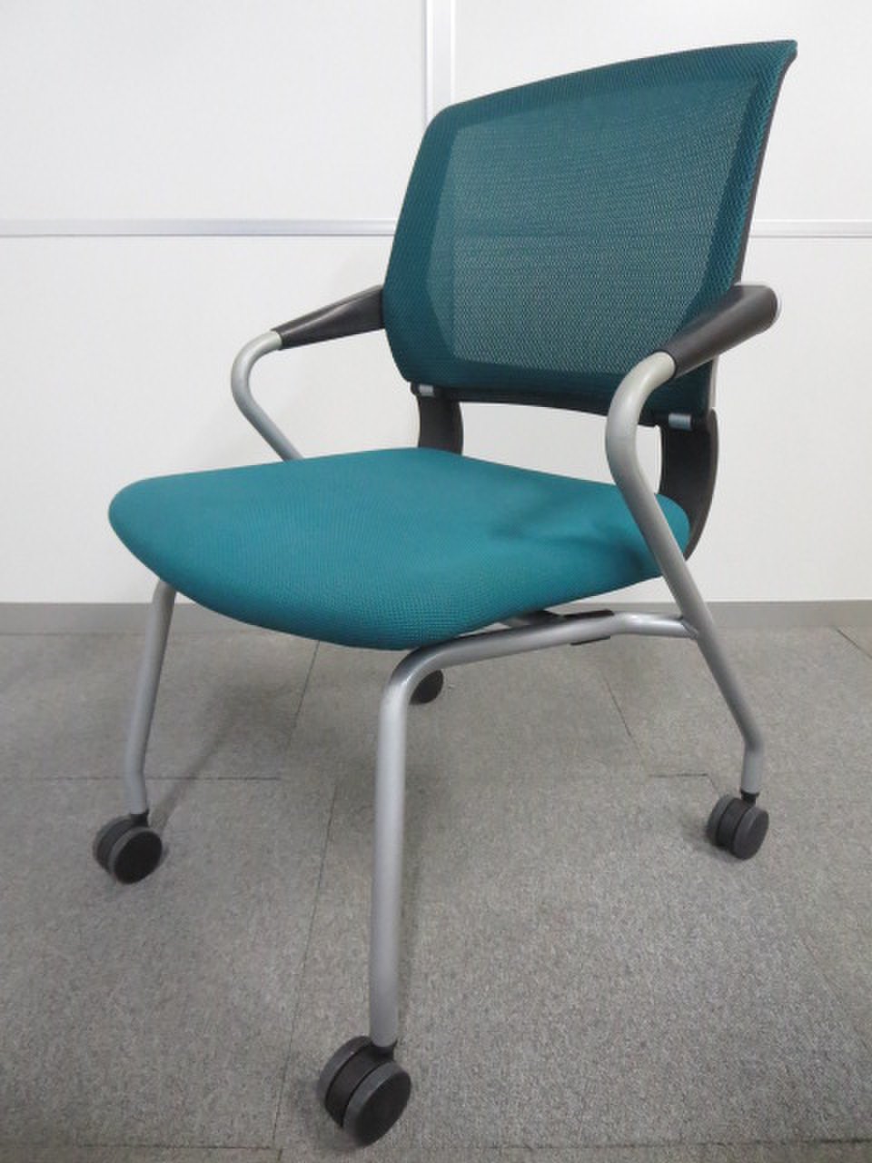 【ラスト1点！特別価格！】■コクヨ製　ネスティングチェア　リラックスできる肘付タイプ！　
                        サテリテ（キャスタータイプ） 
                                    中古
            