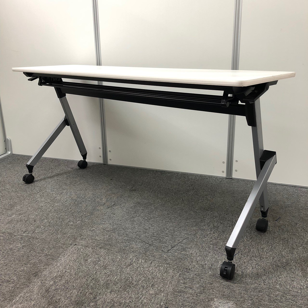 【トップメーカー品　イトーキ製】サイドスタックテーブル 広過ぎず狭すぎない適度な大きさが良い！
                        THX
                                    中古
            