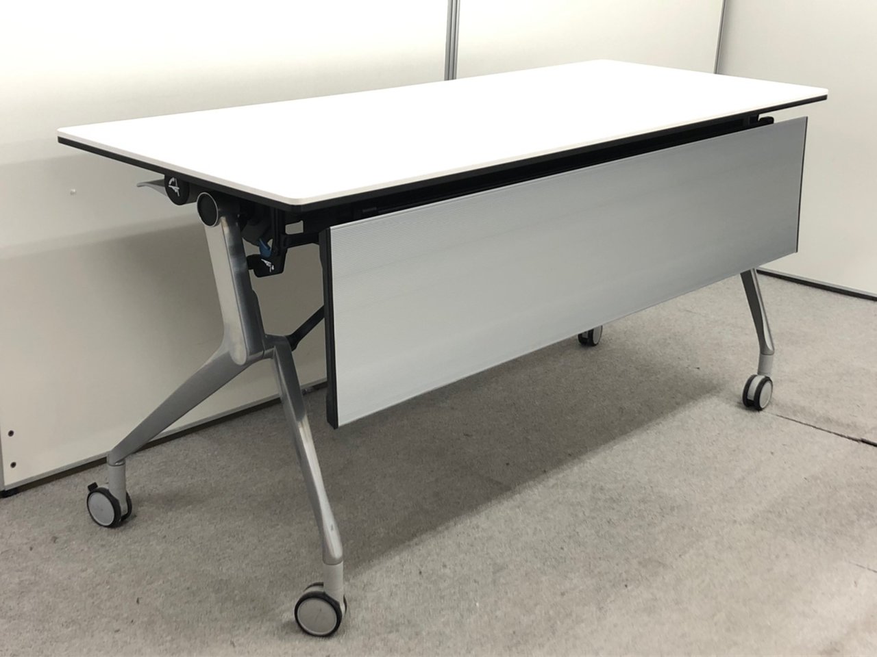 【在庫一掃セール品】【人気の天板ホワイト！】オカムラ｜サイドフォールドテーブル【幅1500×奥行600mm】【α】
                        インターアクト MT 
                                    中古
            