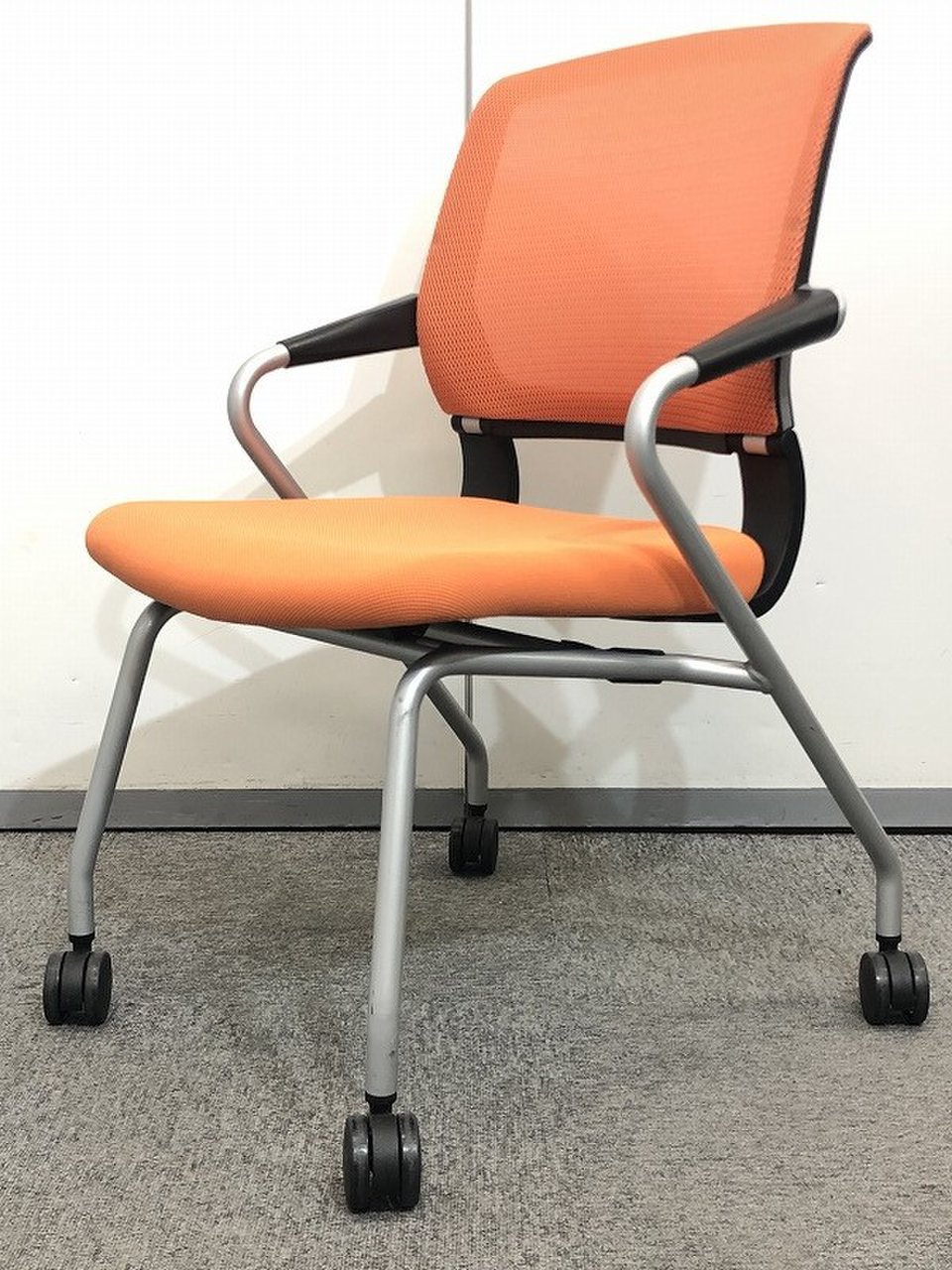 【メッシュ地のミーティングチェア】で背中を優しく受け止める！！鮮やかオレンジでオフィスを明るく
                        サテリテ（キャスタータイプ） 
                                    中古
            