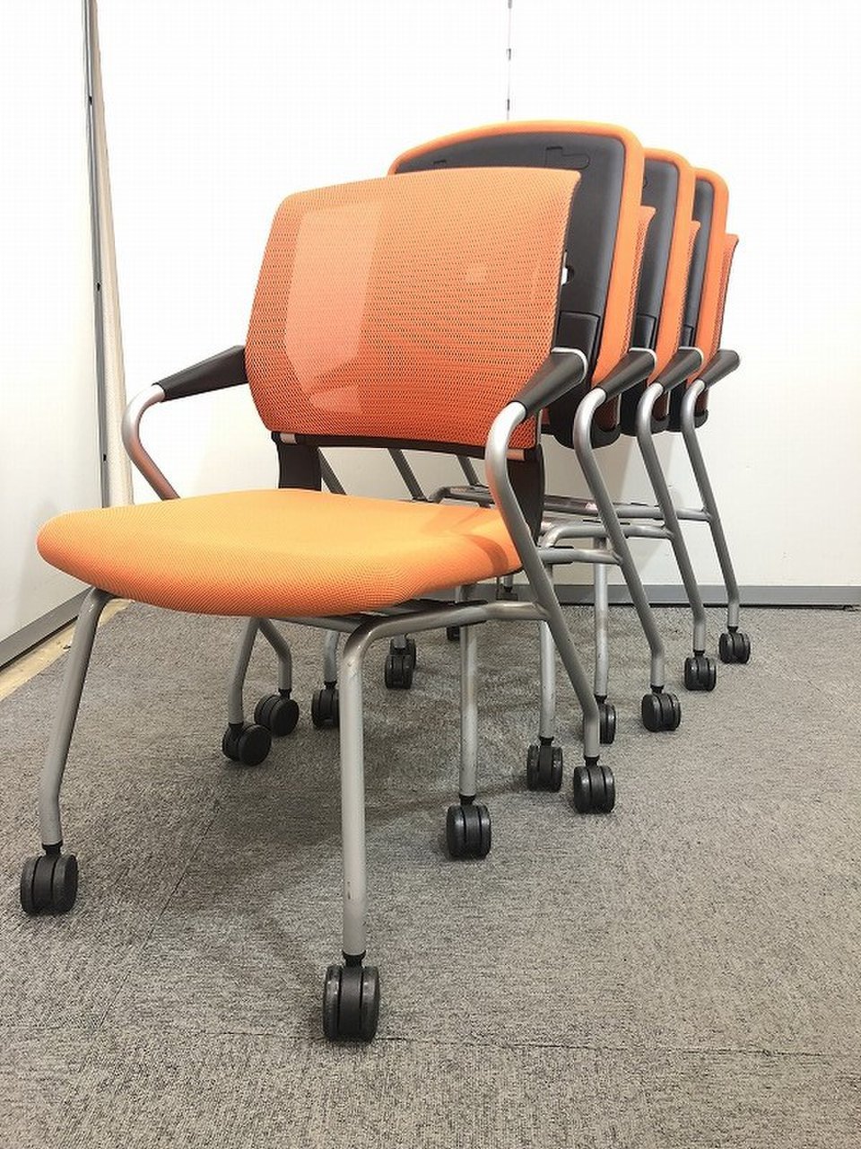 【お得な4脚セット】背面メッシュ地で背中を優しく受け止めます！！
                        サテリテ（キャスタータイプ） 
                                    中古
            