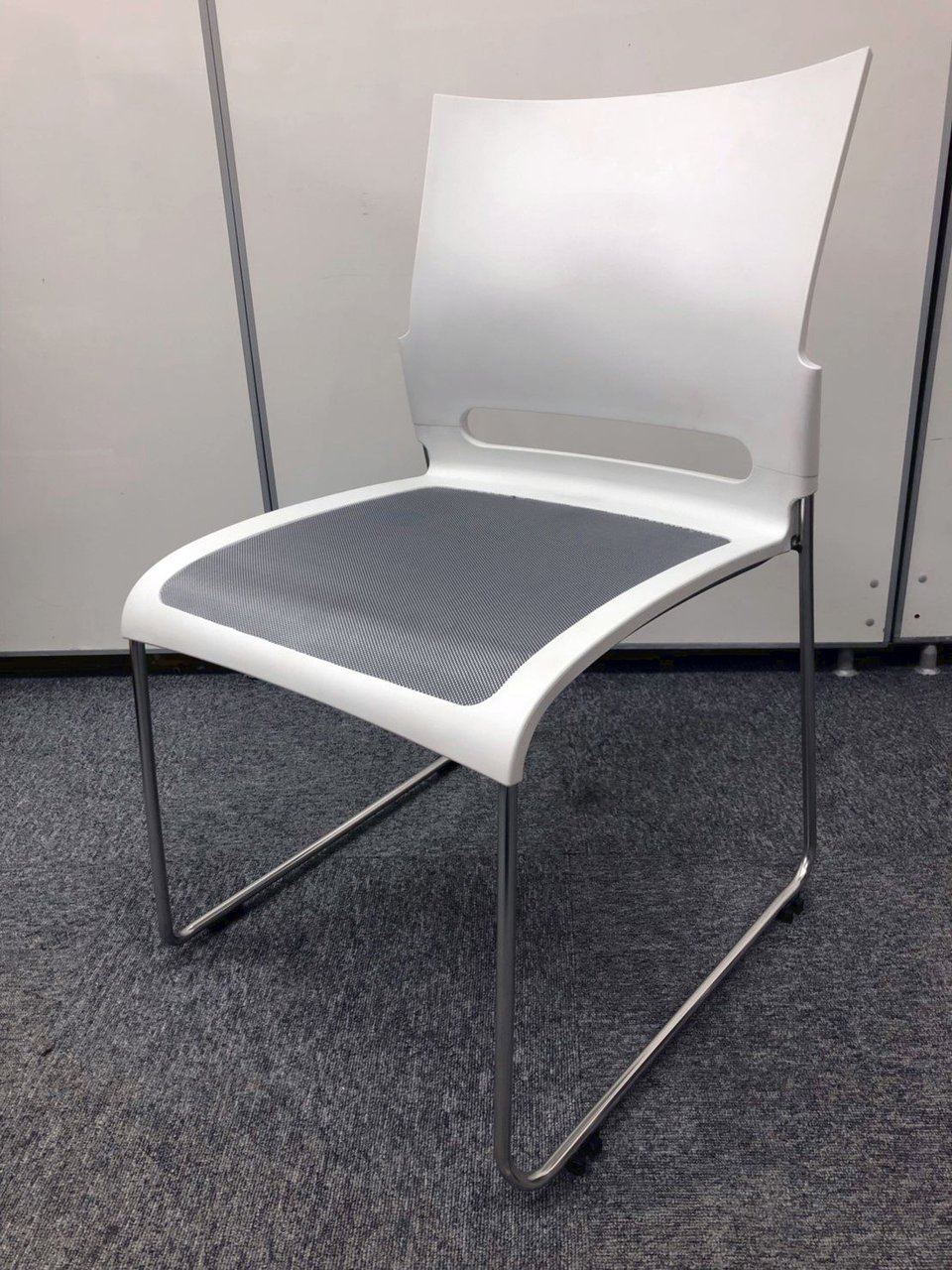 座面メッシュ生地 本体ホワイト色のおしゃれなチェア！
                        その他
                                    中古
            