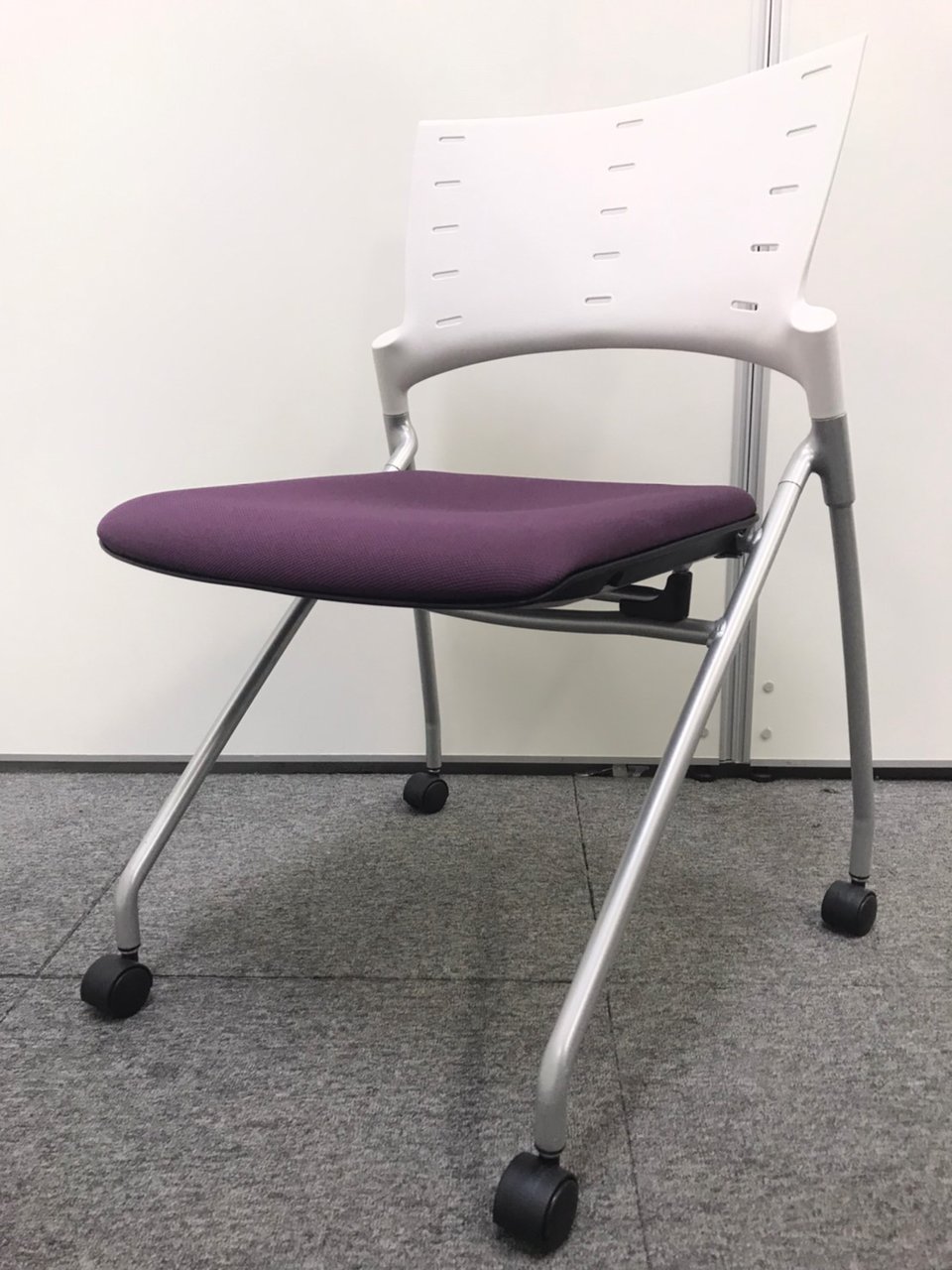 【4脚入荷】ネスティングチェア｜イトーキ(itoki)｜マノス｜座：パープル・背：ホワイト｜キャスター付きの会議用チェア
                        マノス 
                                    中古
            