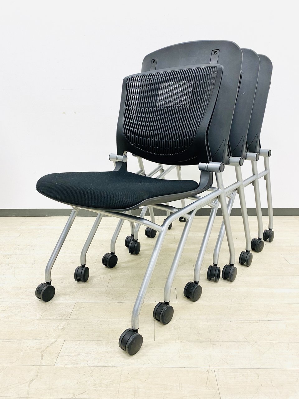 残り1セット！！座面がふっくらしていて疲れにくい！ミーティングや打ち合わせ用にオススメです！
                        グラータ 
                                    中古
            