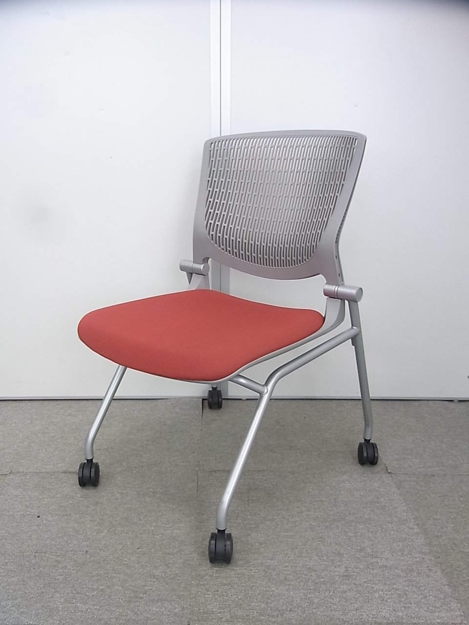 会議室にピッタリのネスティング仕様！座り心地抜群のミーティングチェア入荷！
                        グラータ 
                                    中古
            