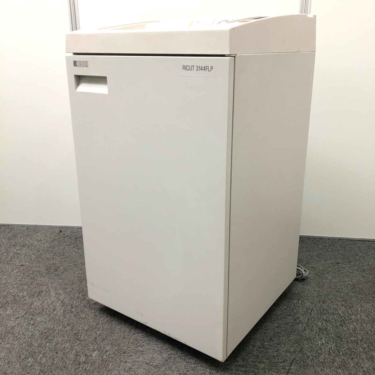 【定価588,000円】クロスカット方式
最大細断枚数20枚(新品時)　
                        リカット 
                                    中古
            