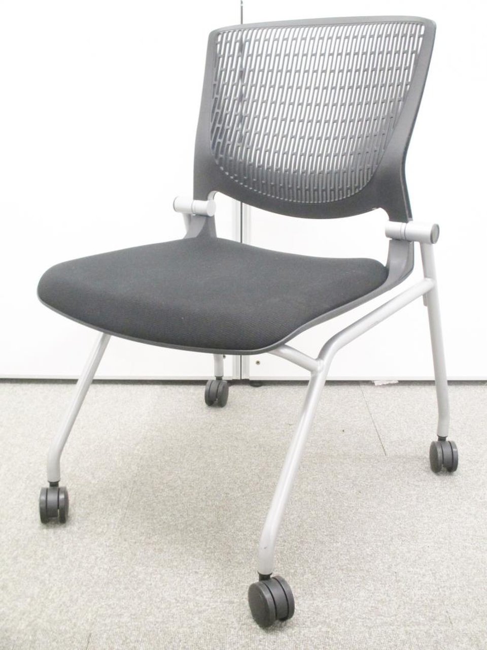 【ミーティングスペースや応接スペースにも！！】ミーティングチェアの王様が入荷！！
                        グラータ 
                                    中古
            