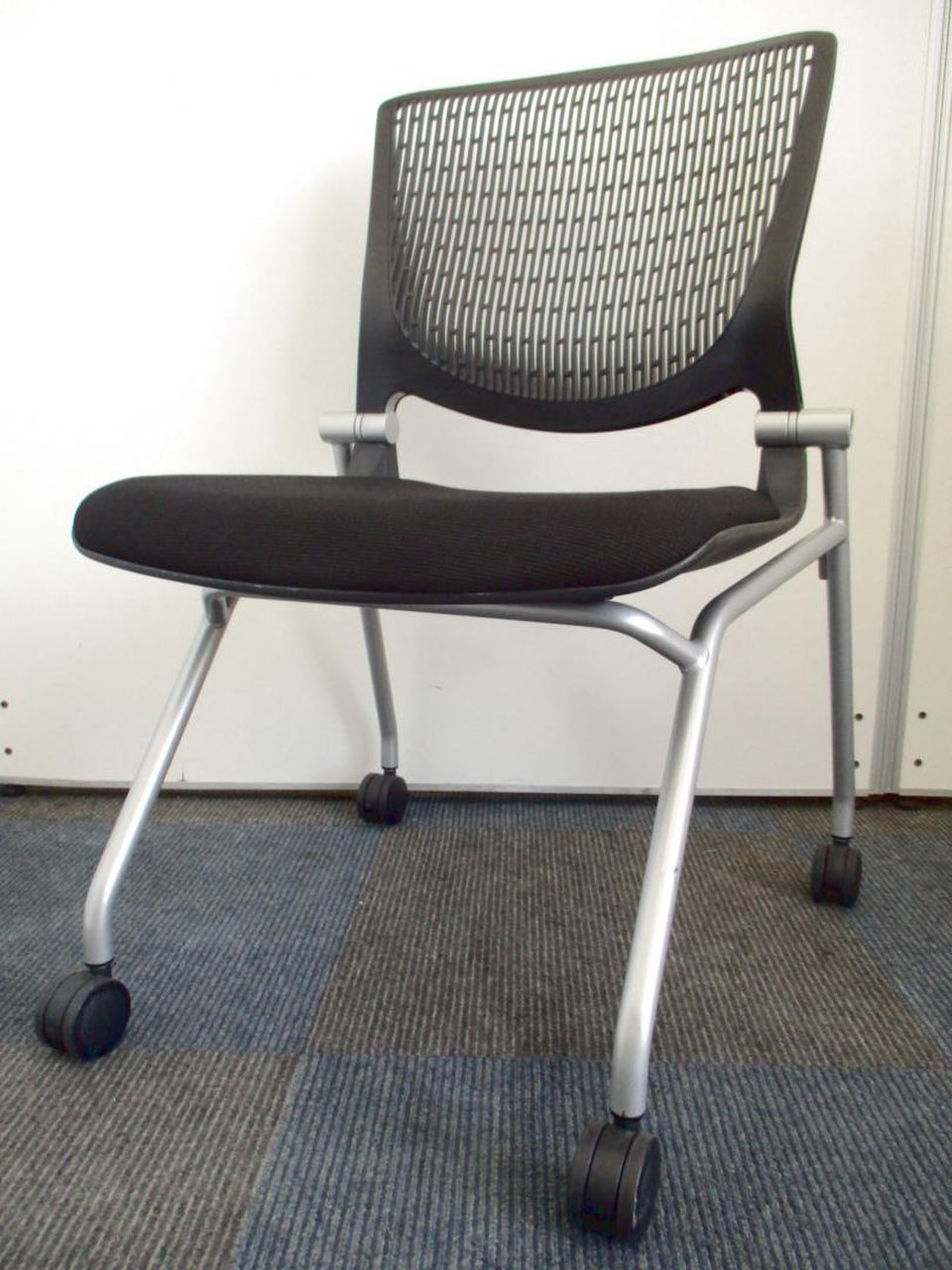 ふっかふかの座面がセールスポイント！国産会議用チェア入荷しました！■グラータ■オカムラ■なスティングチェア
                        グラータ 
                                    中古
            