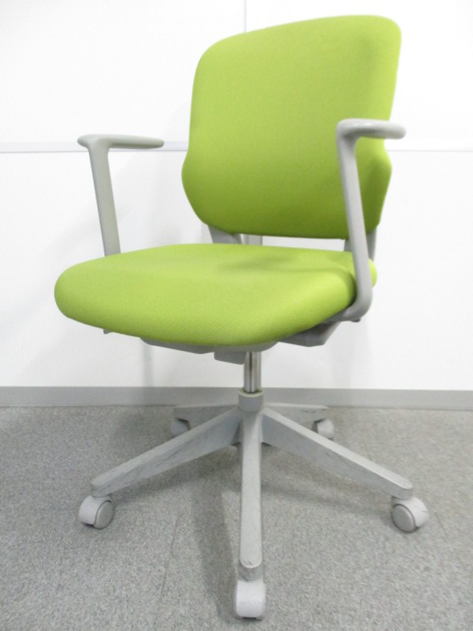 【デスクワークを快適に！】■ウチダ　CN-2チェア　肘付　ライトグリーン【在庫入替に伴いお買い得！】
                        CN-2
                                    中古
            