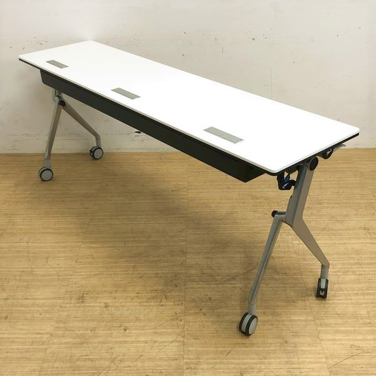 訳あり　1台限り　配線ダクト付き会議折り畳みテーブル　オカムラ　インターアクト
                        インターアクト MT 
                                    中古
            