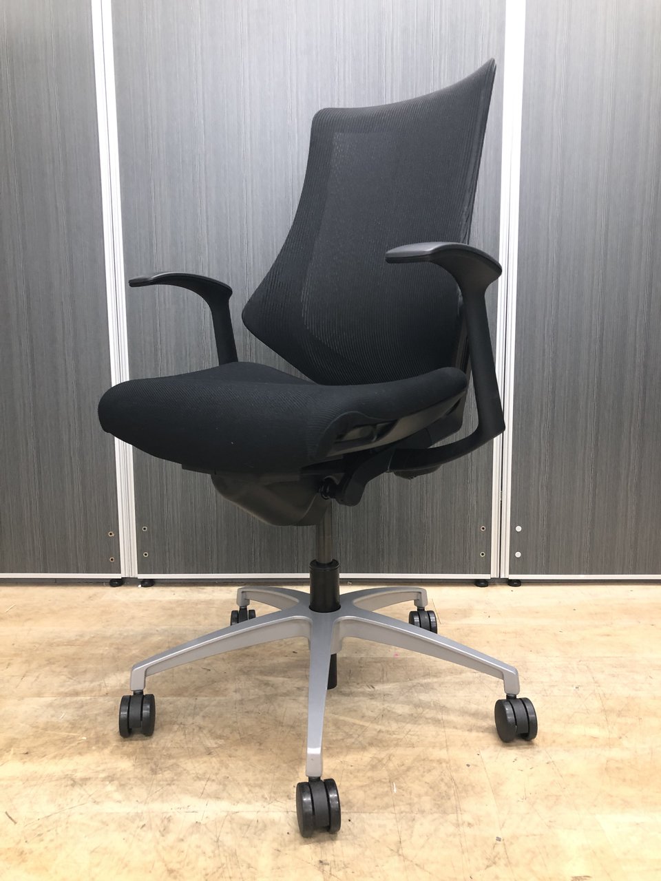【残り1脚】【メッシュバック】機能性とデザイン美の融合！！上体動きを邪魔せず、腰部分はしっかりフィット！！【おつとめ品】【中古】【オフィス家具】【東京】【大阪】【愛知】【岐阜】
                        エフ 
                                    中古
            
