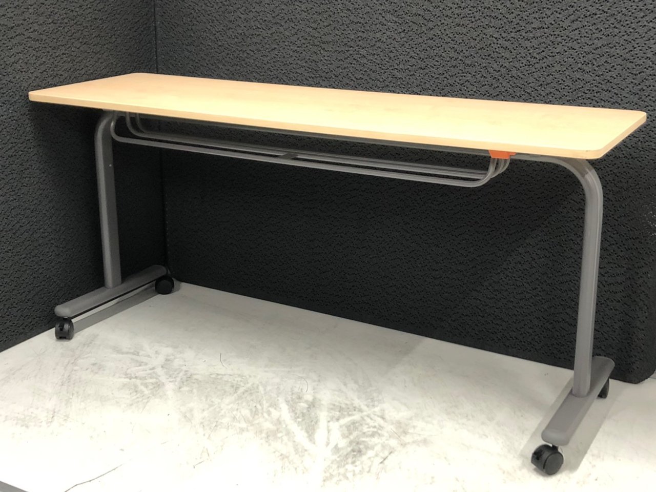 折りたためるので必要なときにお使いいただけます！今トレンドのナチュラルカラー！
                        サイドスタックテーブル 
                                    中古
            