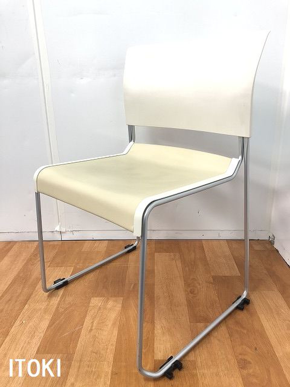 【国内メーカーホワイトカラー×アイボリースタッキングチェアの入荷です！！】
                        KLC-210
                                    中古
            