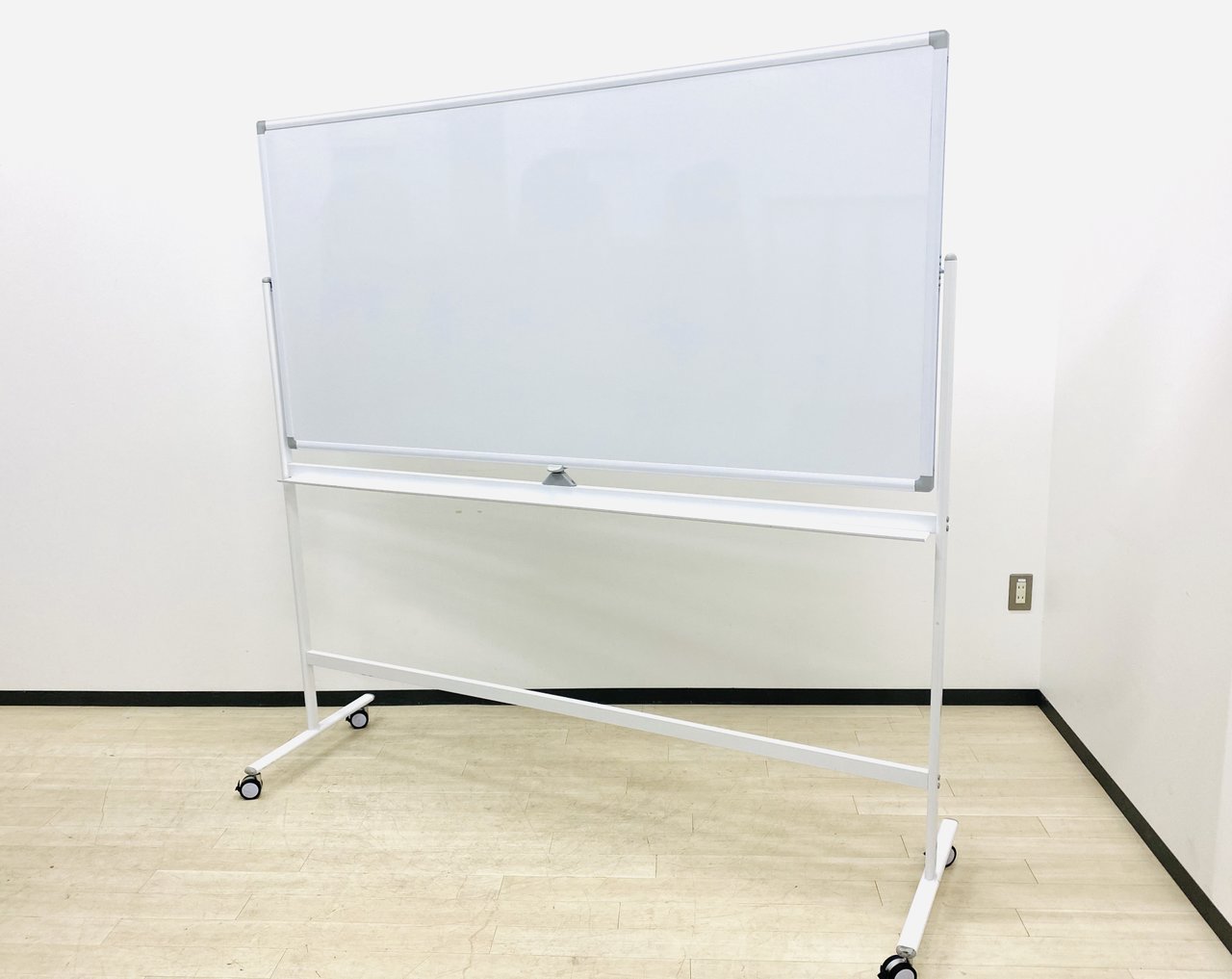 両面脚付ホワイトボード！スチール製で盤面に傷少なめ！組立済みなのですぐ出荷やお持ち帰り可能ですよ！
                        その他シリーズ
                                    中古
            