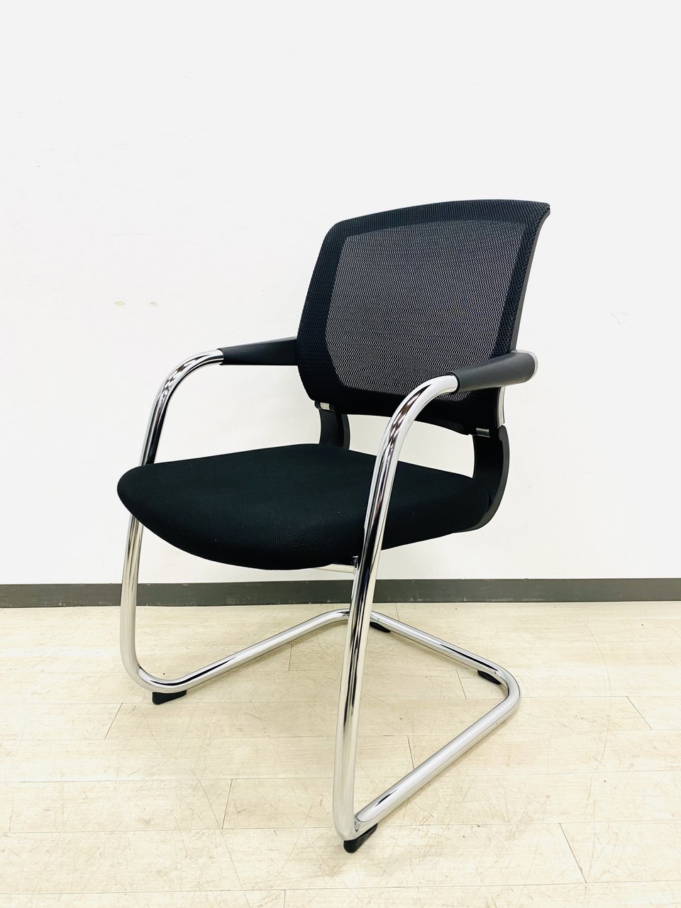 コクヨ製のゲストチェア！ブラックボディーがカッコいい！キャンチ脚レバータイプ！ミーティングチェアにオススメ！
                        サテリテ（アルミ脚タイプ） 
                                    中古
            