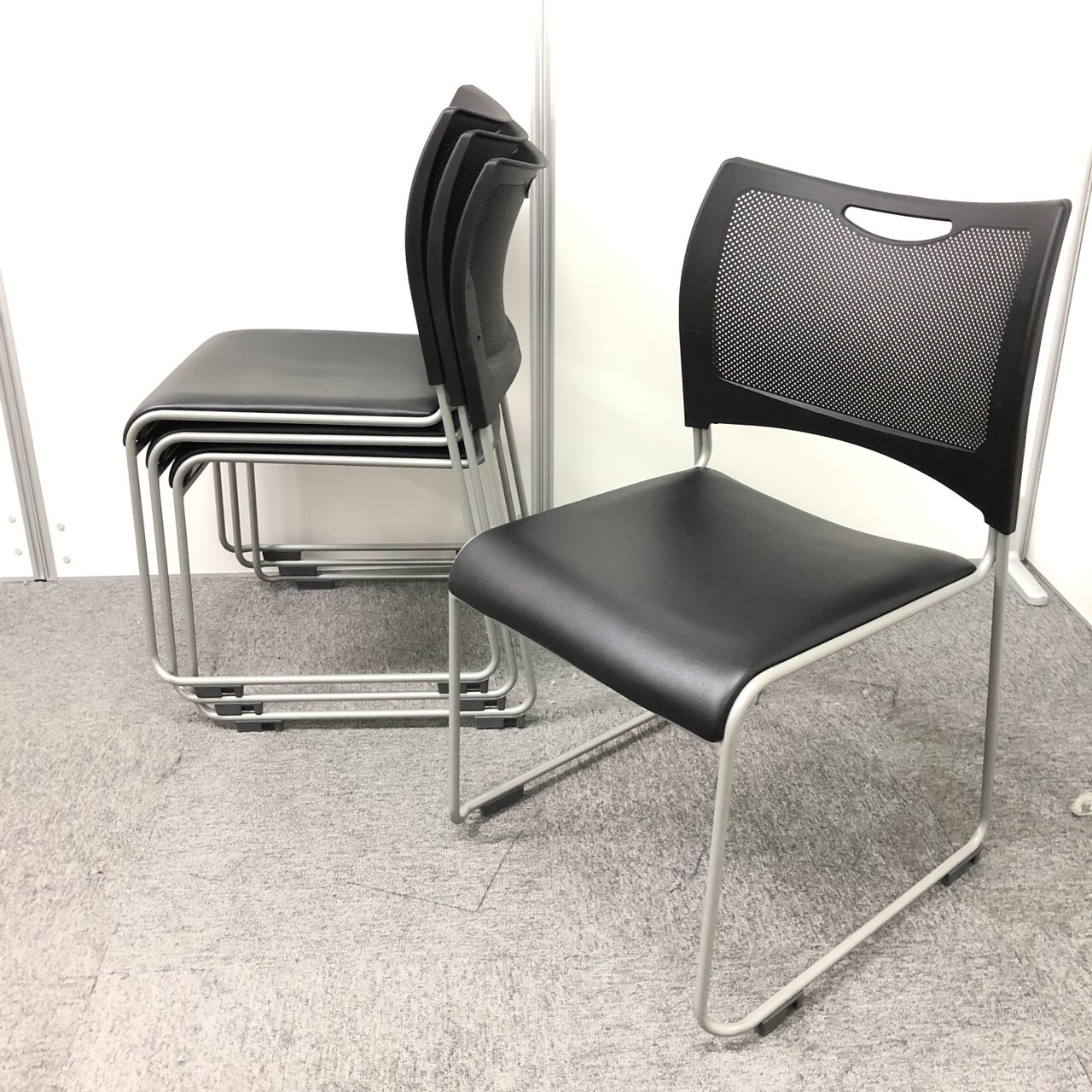 【4脚セット価格】人気のブラック。いろんなテーブルに合わせやすいです。
                        その他
                                    中古
            