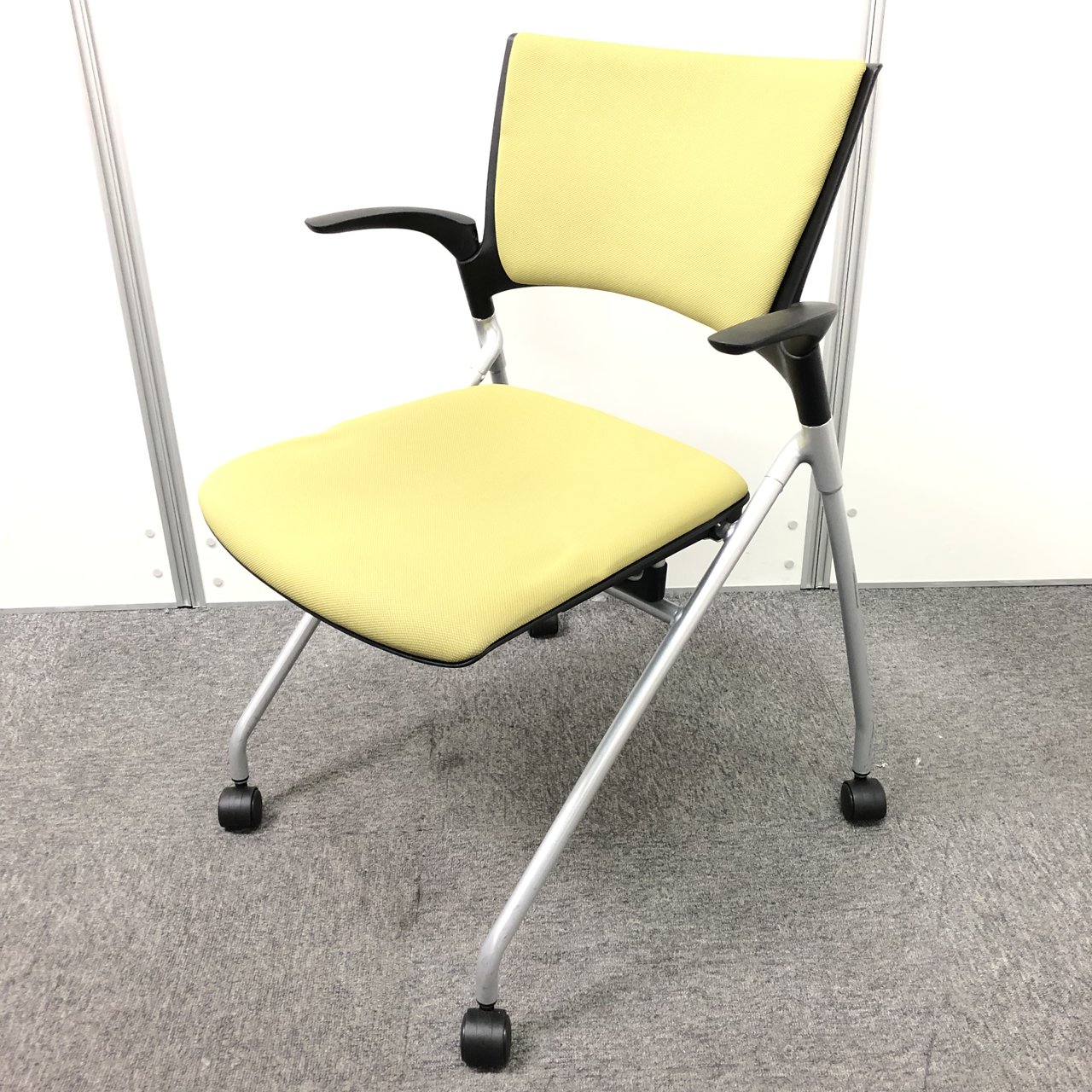 【おつとめ】へたれ・使用感がある為50％OFF【ネスティングチェア】イエローグリーン色でオフィスを明るく！
                        マノス 
                                    中古
            