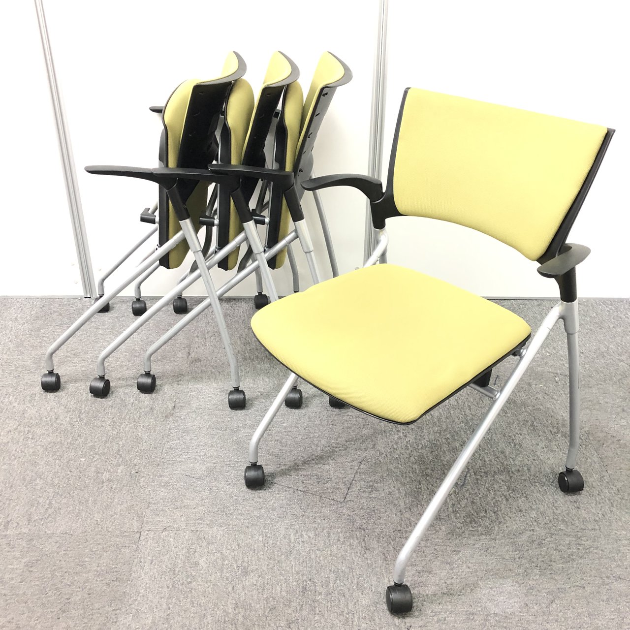 【4脚セット価格】肘付ネスティングチェア　明るい色でオフィスのイメチェン１
                        マノス 
                                    中古
            