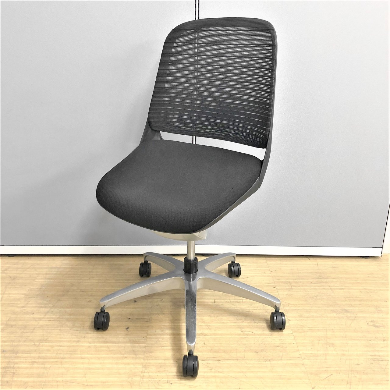 インテリア性の高いチェア　オカムラ　ルーチェ　GOOD DESIGN デザインはバロンチェアを手掛けたジウジアーロ氏
                        ルーチェ 
                                    中古
            