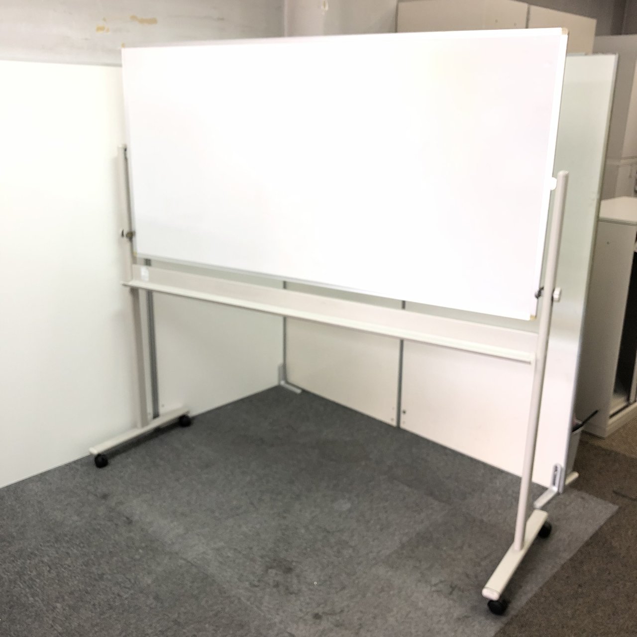【両面無地タイプ】自立式ホワイトボード　オフィスに1台どうぞ
                        その他シリーズ
                                    中古
            