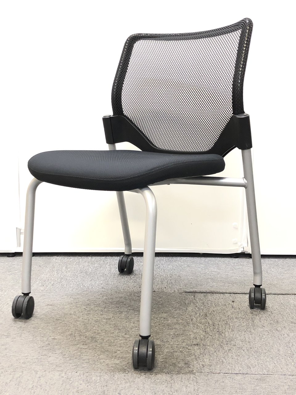 【メッシュ】オカムラ製｜スタッキングチェア｜デザイン性・座り心地を両立した会議用チェア【事務椅子】
                        エアリ 
                                    中古
            