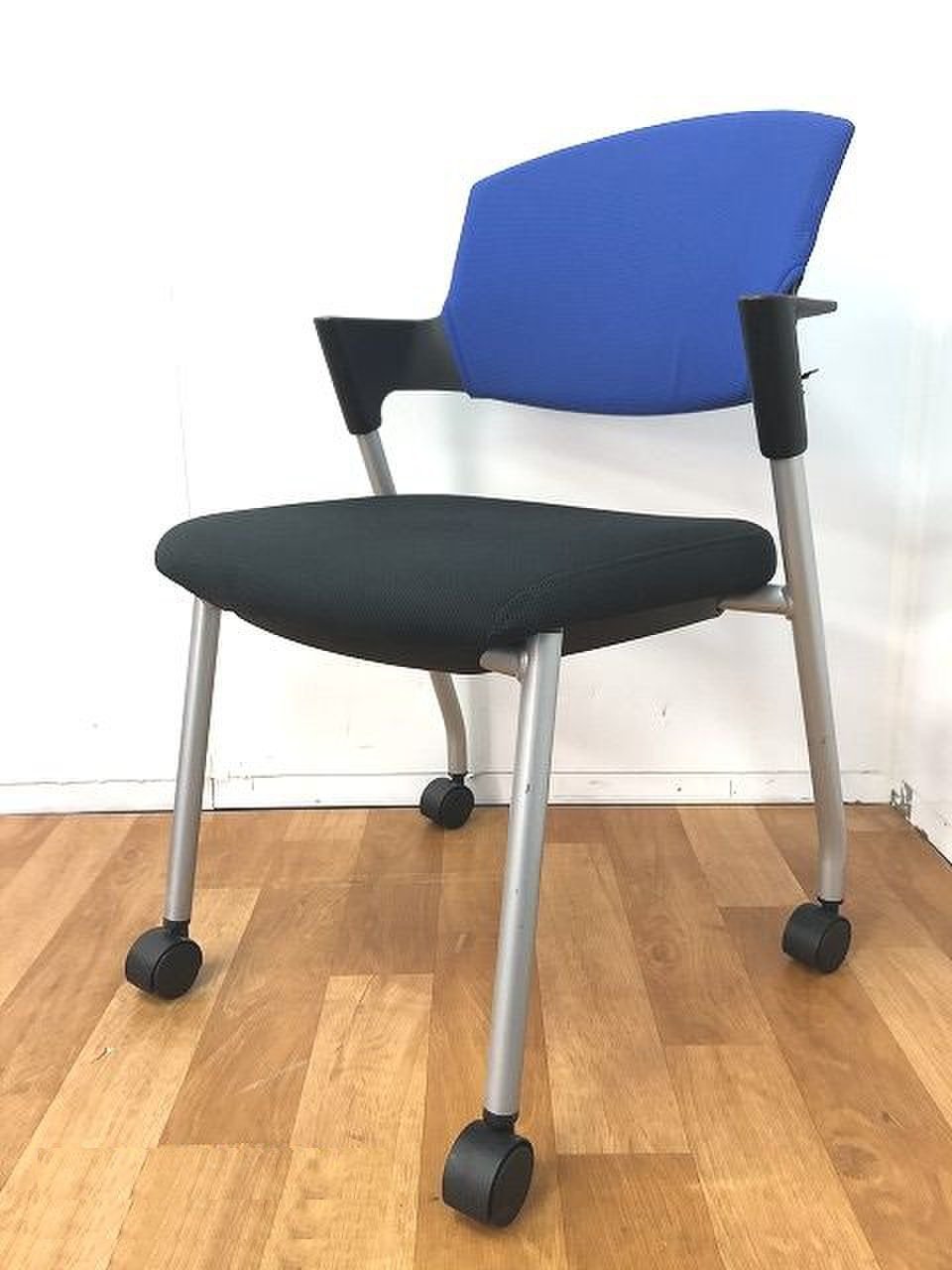 【ブルー×ブラックのスタッキングチェアの入荷です！！】
                        プロッティ（キャスター付） 
                                    中古
            