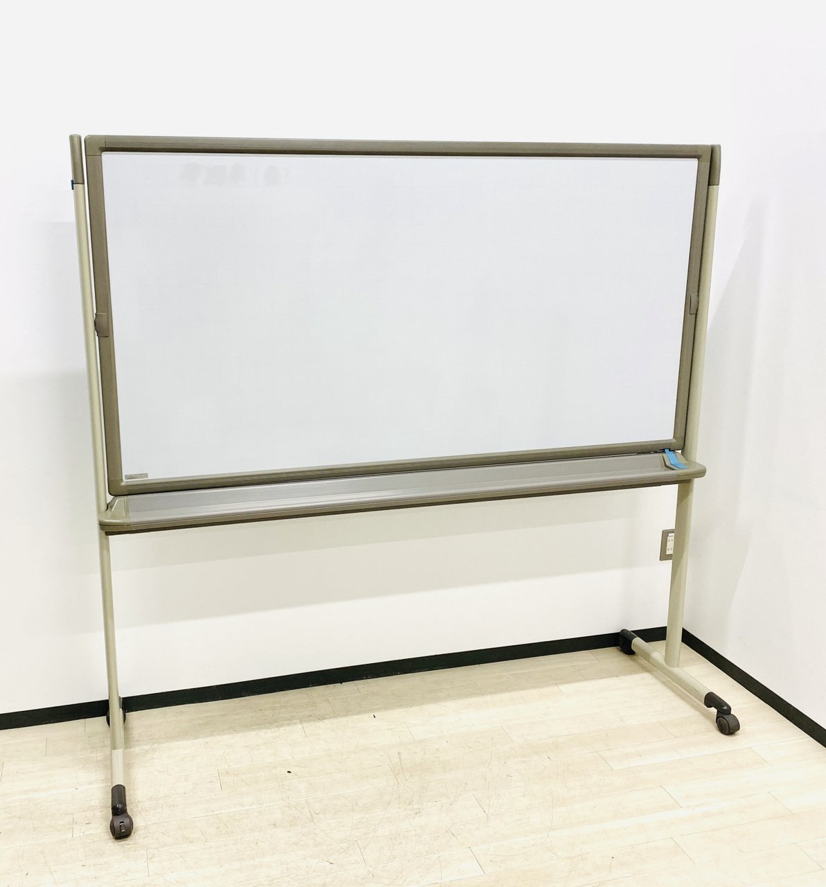 天板右下がかけている為お安く！！人気のオカムラ製！自立型ホワイトボード/片面タイプ！！裏面をプロジェクタースクリーンとして活用できます！会議ツールに是非ご検討くださいませ！
                        その他シリーズ
                                    中古
            