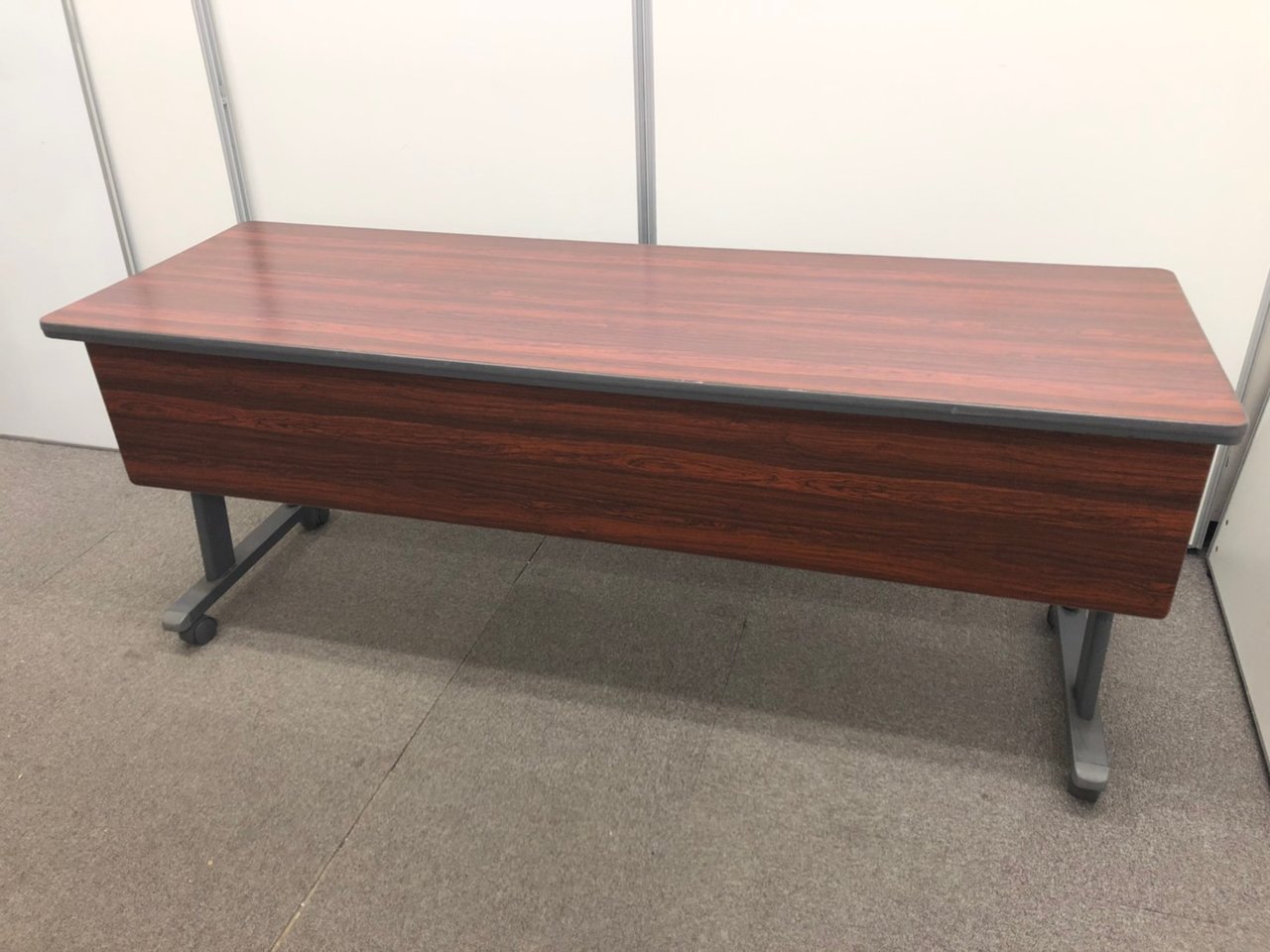 【深めの木目調がおしゃれポイント】折りたたんで収納｜サイドスタックテーブル
                        その他シリーズ
                                    中古
            