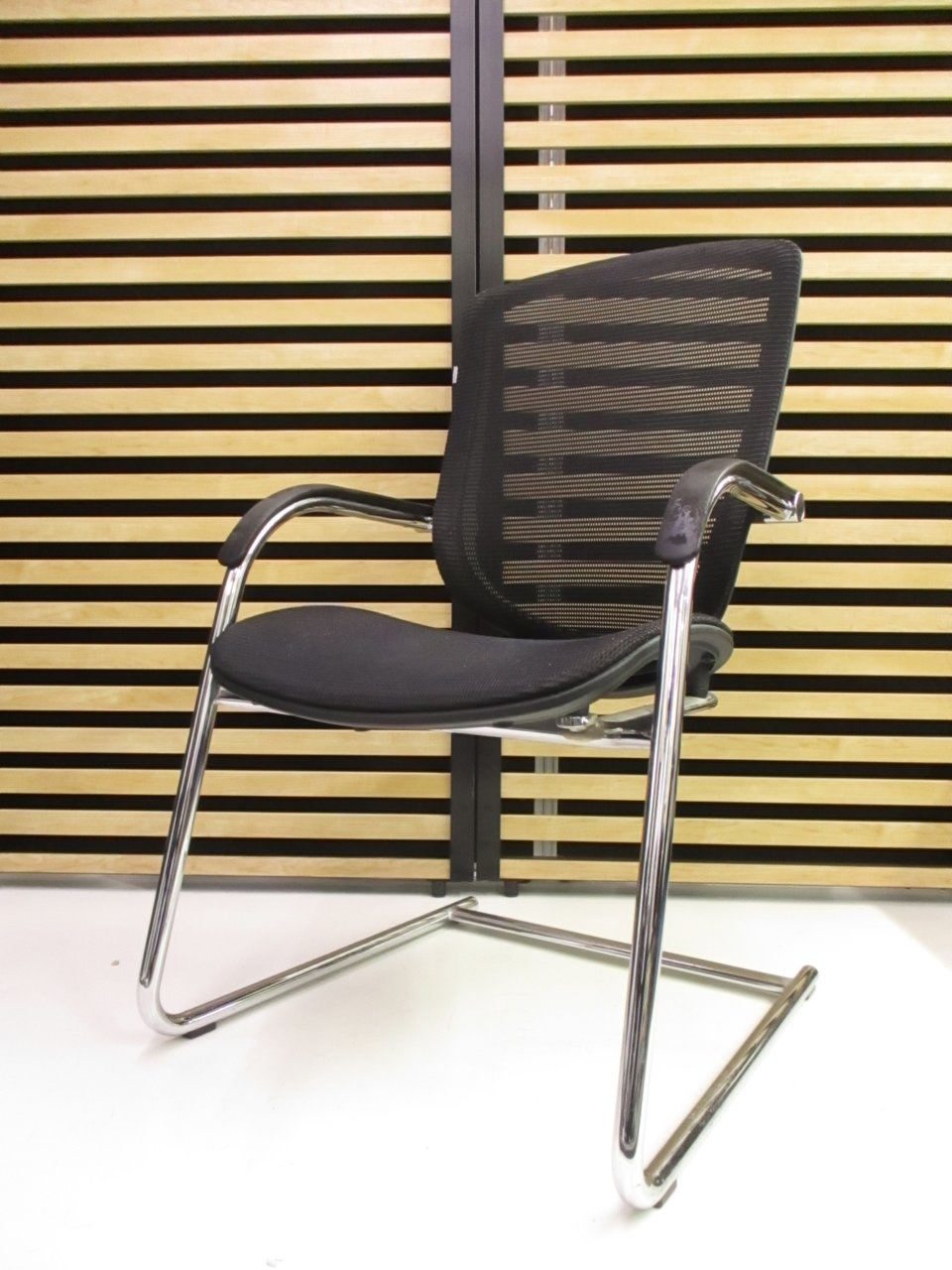 【KS】【肘の擦れがあるためお安く！】オカムラ大人気シリーズ！背面がメッシュ生地で通気性〇！
                        コンテッサ 
                                    中古
            