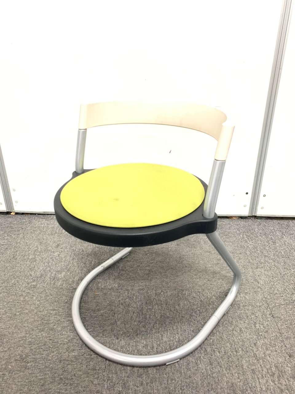 鮮やかなイエローグリーン☆
シンプルなデザインですが快適な座り心地です！！【限定２脚】
                        ピッキオ 
                                    中古
            