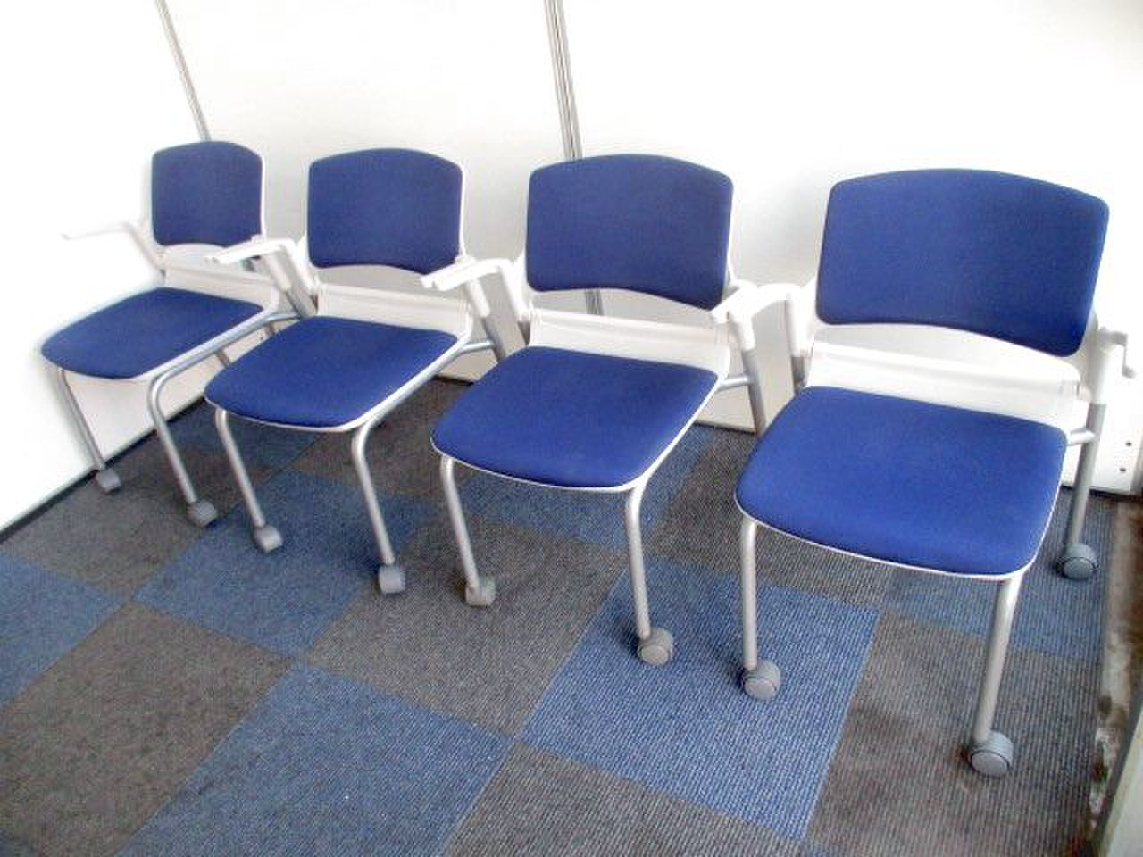 【4月限定価格！】【セット品】ウチダのスタッキングチェアがセットで安い！肘掛け・キャスター付き！【β】
                        MF-180シリーズ 
                                    中古
            