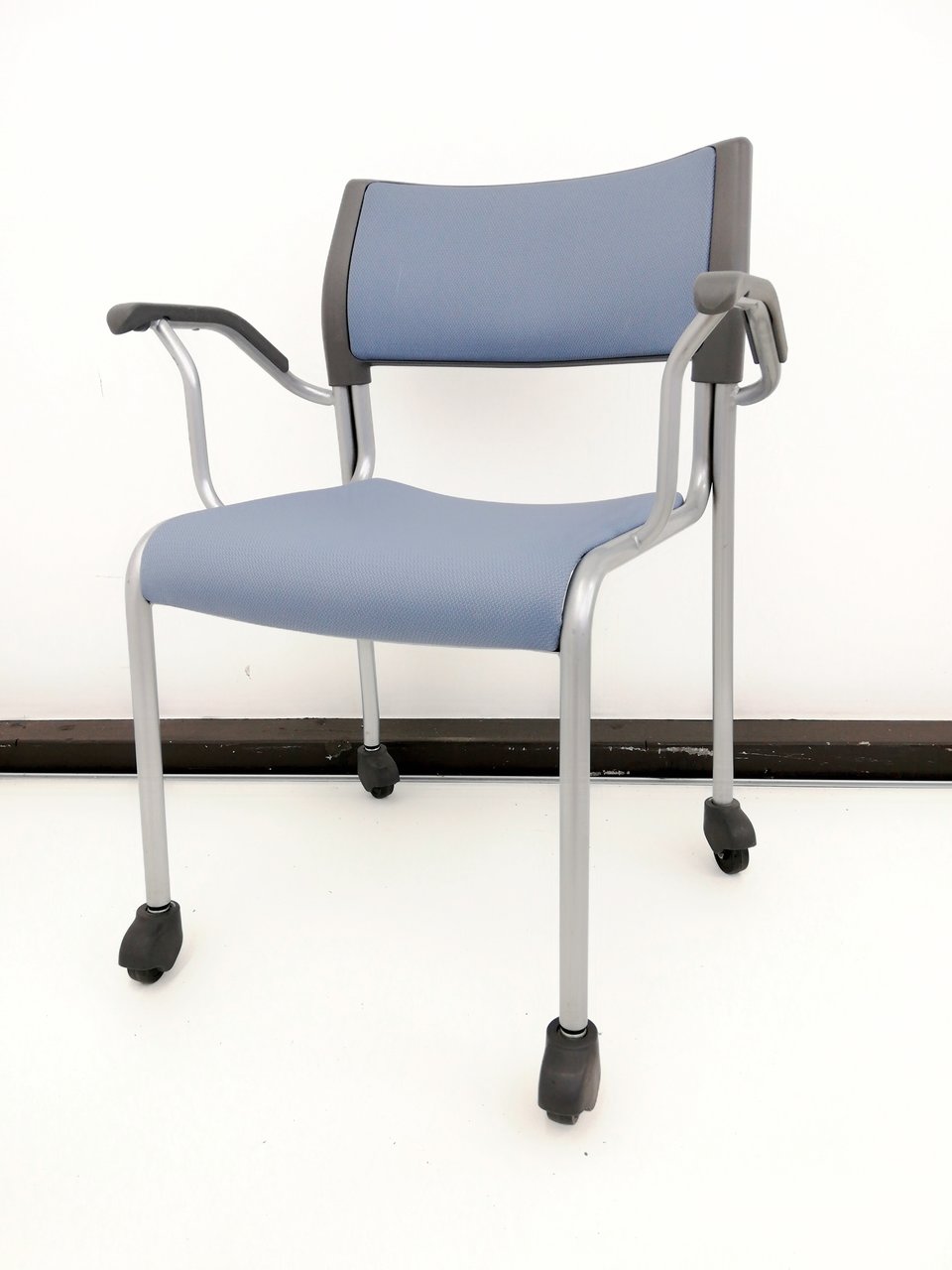 [重ねて収納可能]会議用椅子　ミーティングチェア　キャスター付
                        その他シリーズ
                                    中古
            