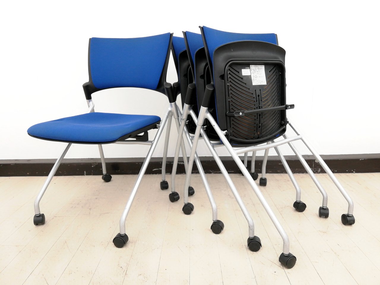 [4脚セット]4名での打ち合わせに便利!ミーティングチェア　会議用チェア
                        マノス 
                                    中古
            