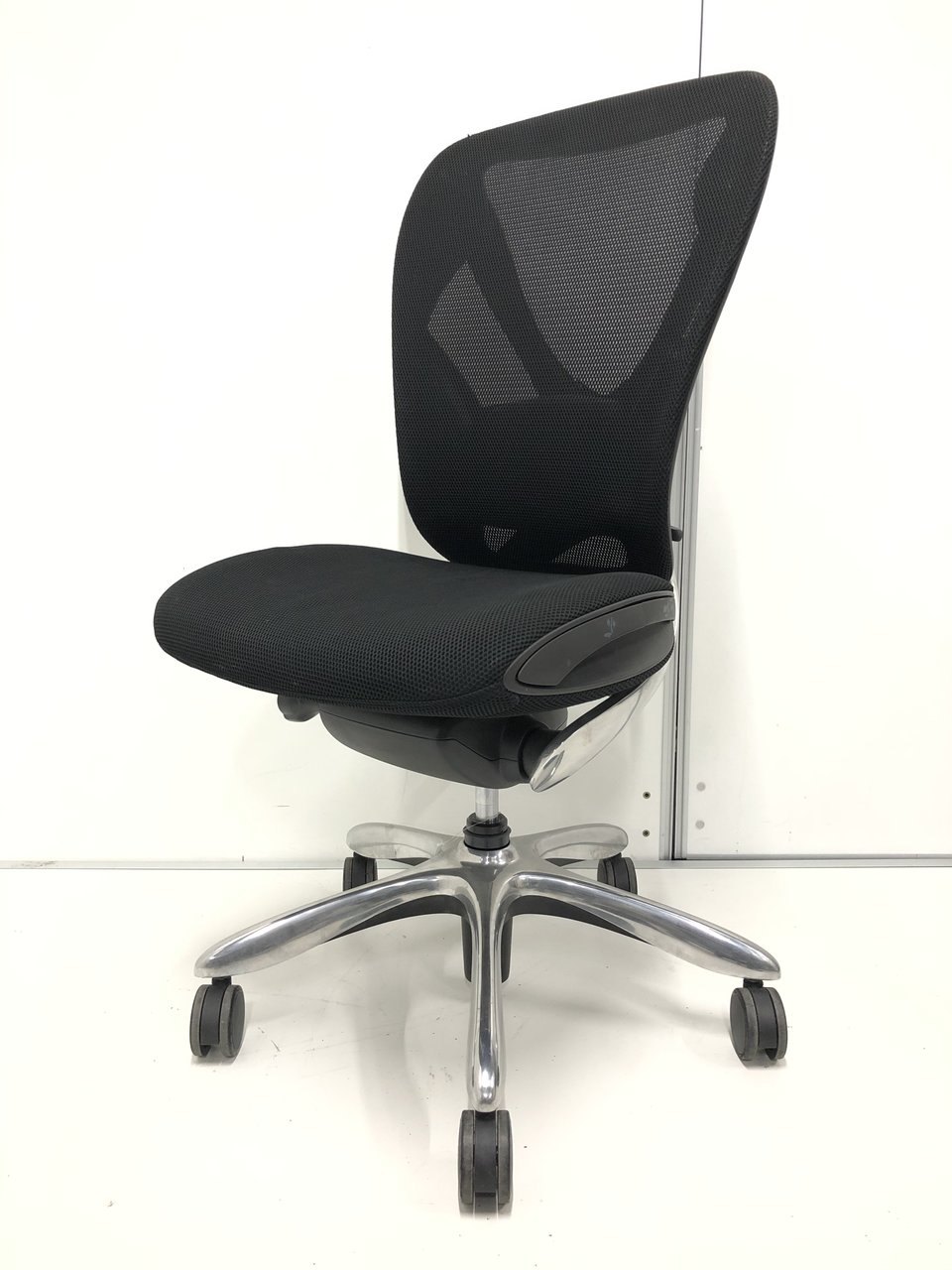 【工業デザイナープロデュース品】ワンランク上のオフィスチェア　通気性抜群のメッシュチェア！
                        Xair
                                    中古
            