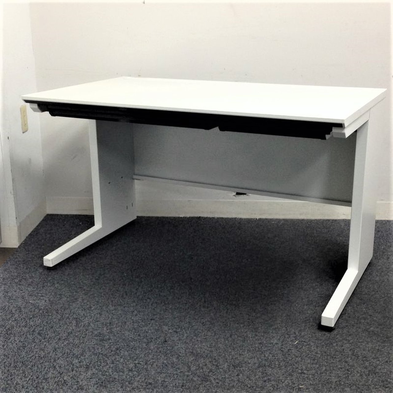 【￥13,650→￥5,980！】商品残り1台入替セール！コクヨ（KOKUYO）isシリーズ　平机　幅1200㎜／色：ホワイト／嬉しい引き出し付き！【β03】
                        アイエス 
                                    中古
            