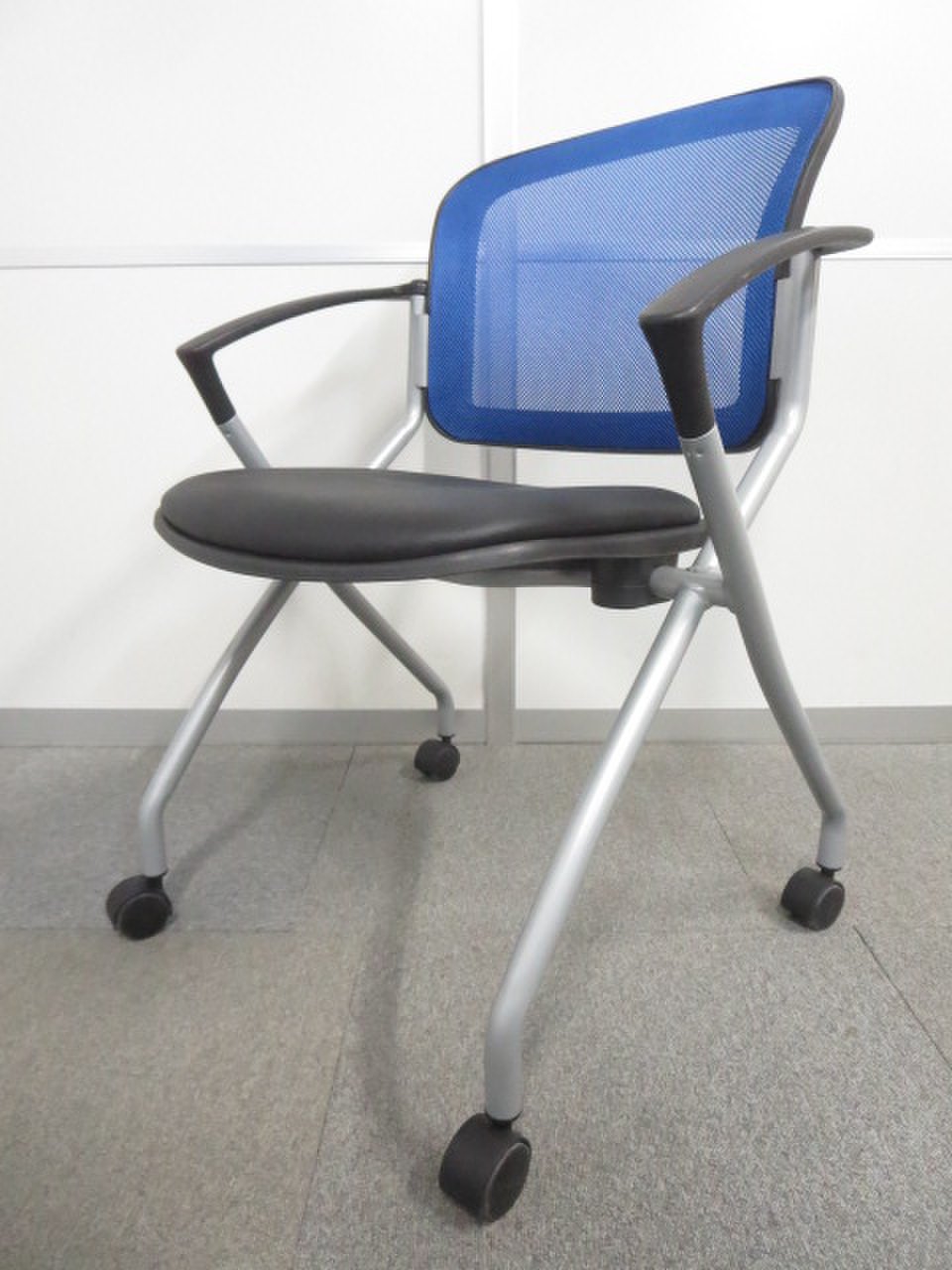 【状態良好！肘付でリラックス！】■ネスティングチェア　ブルー　背面メッシュ！
                        ベン（ben）
                                    中古
            