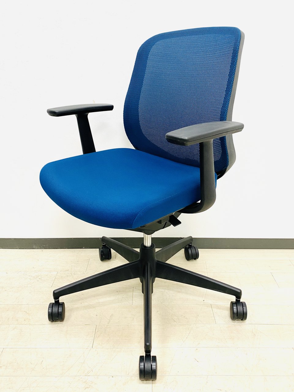 コクヨ製のスマートチェア！シロッコチェアが入荷！現行カタログ製品で背もたれが低く統一感のあるフォルムが特徴！学校や事務所や会議室用のチェアにもオススメ！！
                        シロッコ 
                                    中古
            