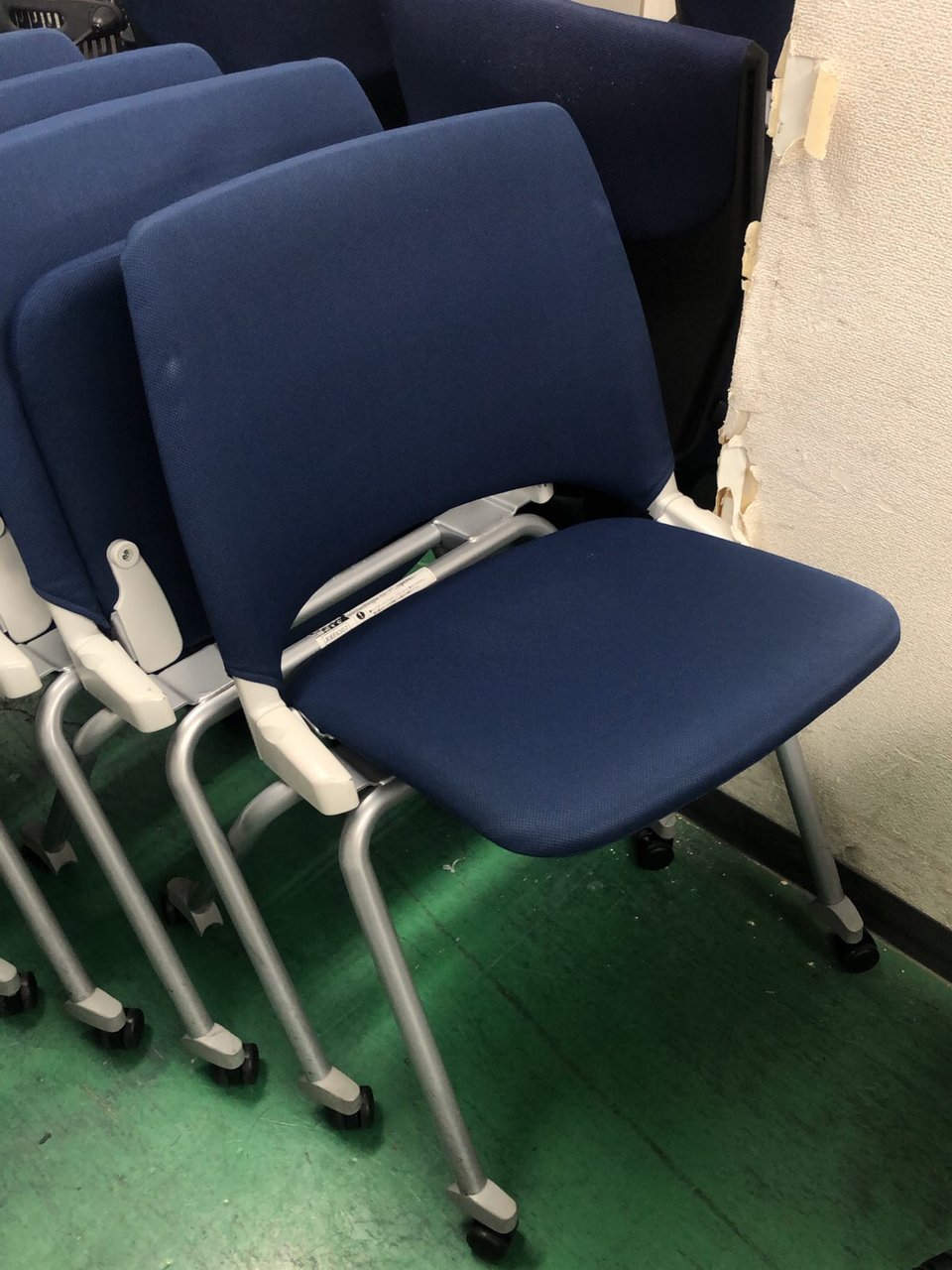 【4脚1セット】座面が折りたためる！重ねることもできる優れもの！！■通常1脚￥7,000
                        FM-350 
                                    中古
            