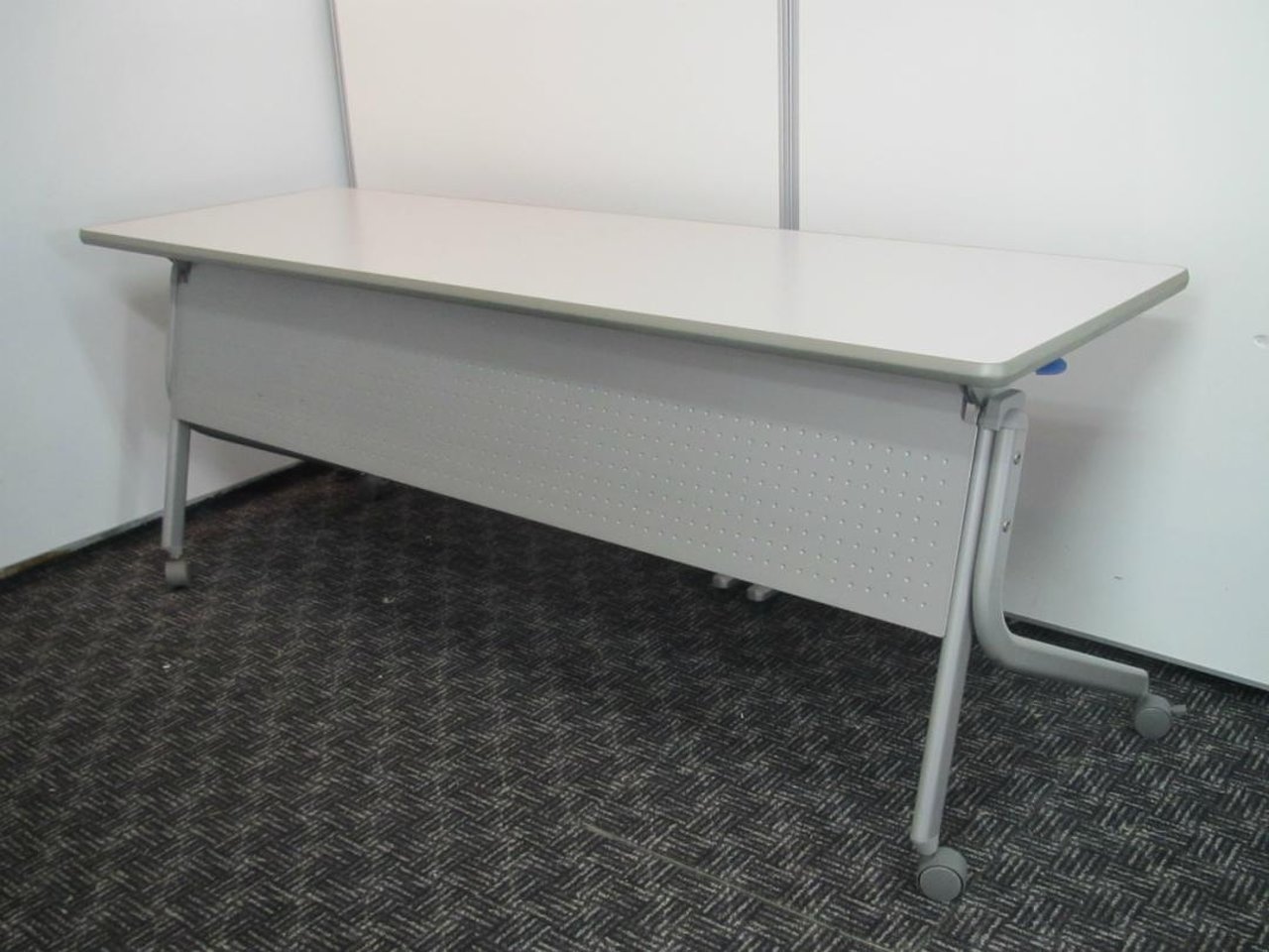 【スッキリ整理できる平行スタッキングタイプ！】■ウチダ　サイドスタックテーブル　幕板付　■W1800×D600mm【お値下げ品】
                        サイドスタックテーブル 
                                    中古
            