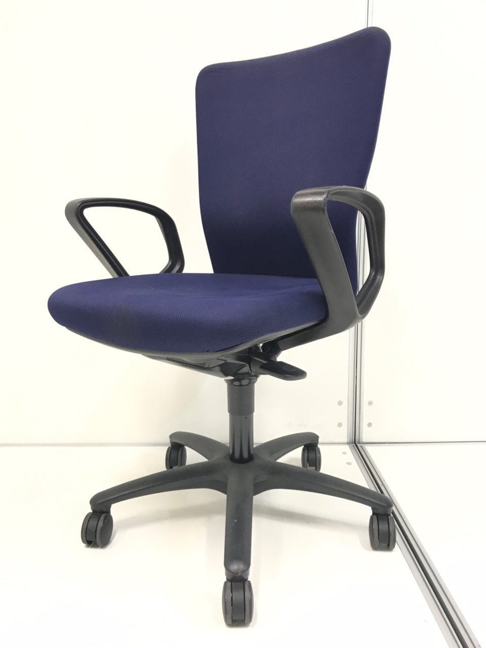 【快適チェアがお買い得！】■オカムラ製　カロッツアチェア　ハンガー付【おつとめ品】【M】
                        カロッツァ 
                                    中古
            