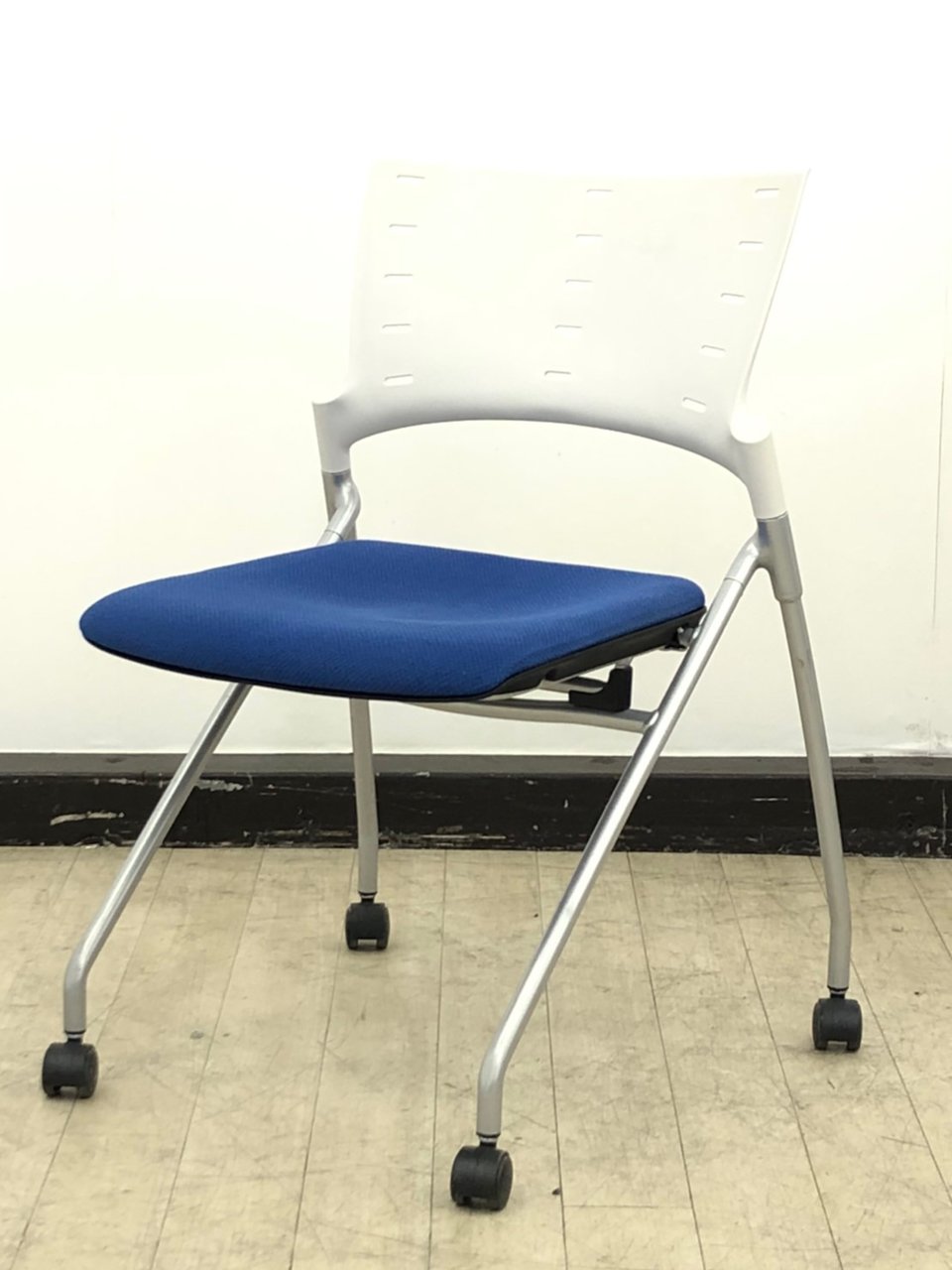 【クッションたわみ機能で疲労感軽！】
会議用チェアの革命児！機能×デザインの絶妙な仕上がり！
                        マノス 
                                    中古
            